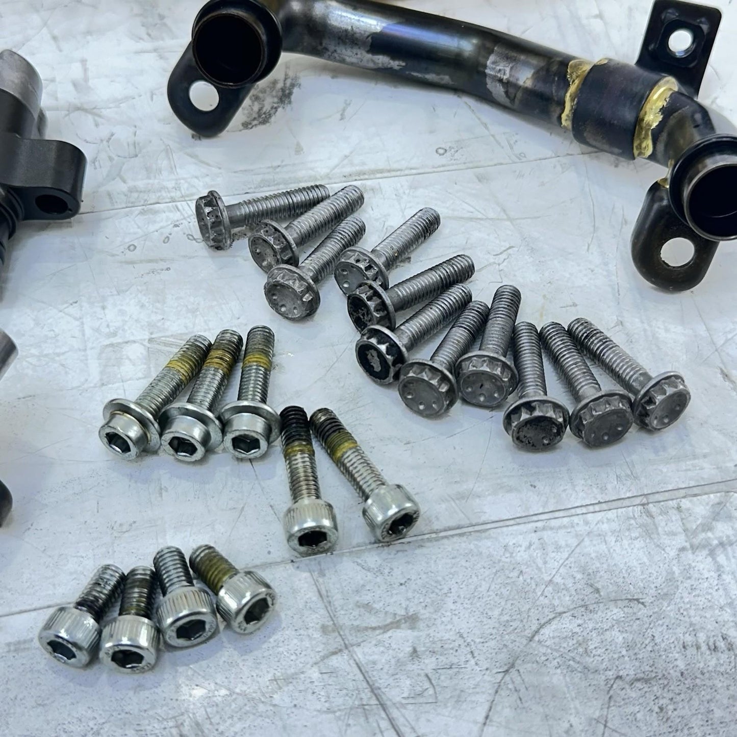 2016 - 2019 YAMAHA YZF R1 OIL PUMP PIPES LINES HARDWARE MOUNTING BOLTS SCREWS