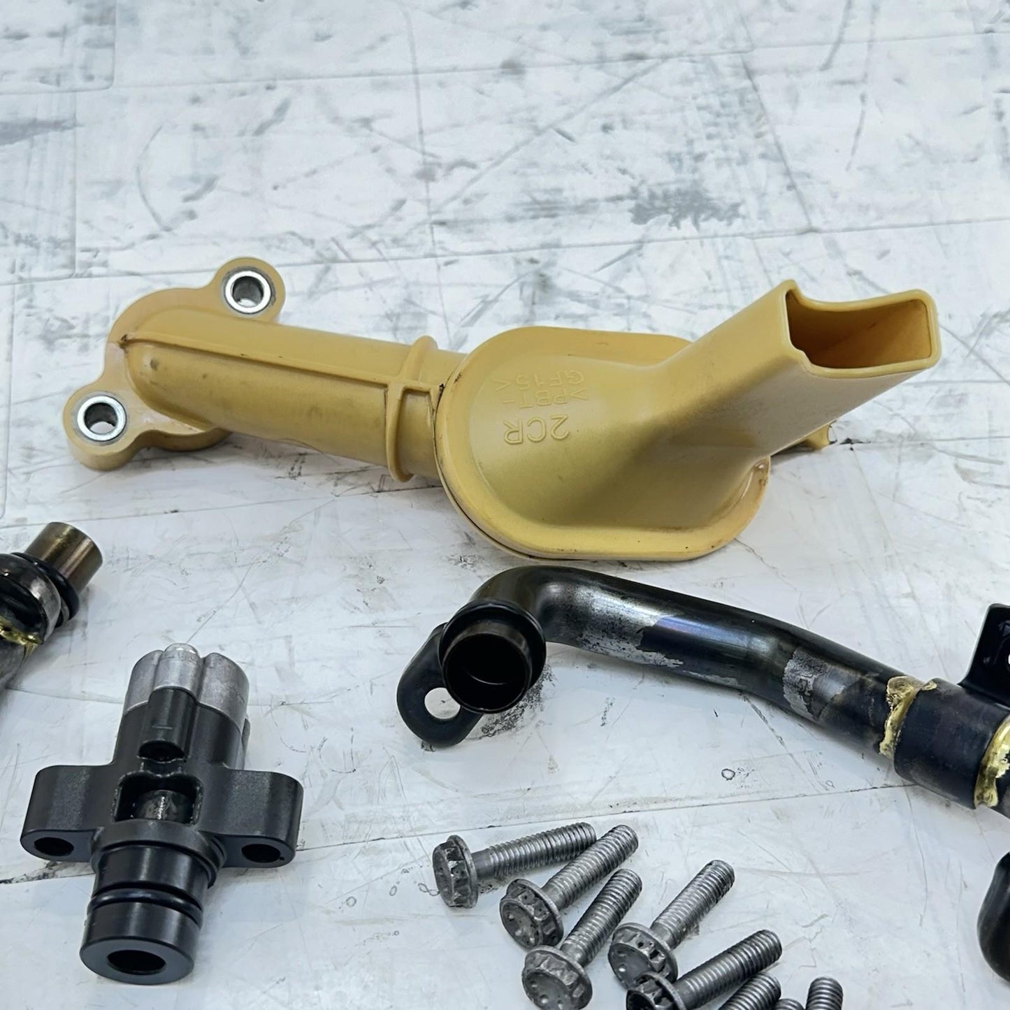 2016 - 2019 YAMAHA YZF R1 OIL PUMP PIPES LINES HARDWARE MOUNTING BOLTS SCREWS