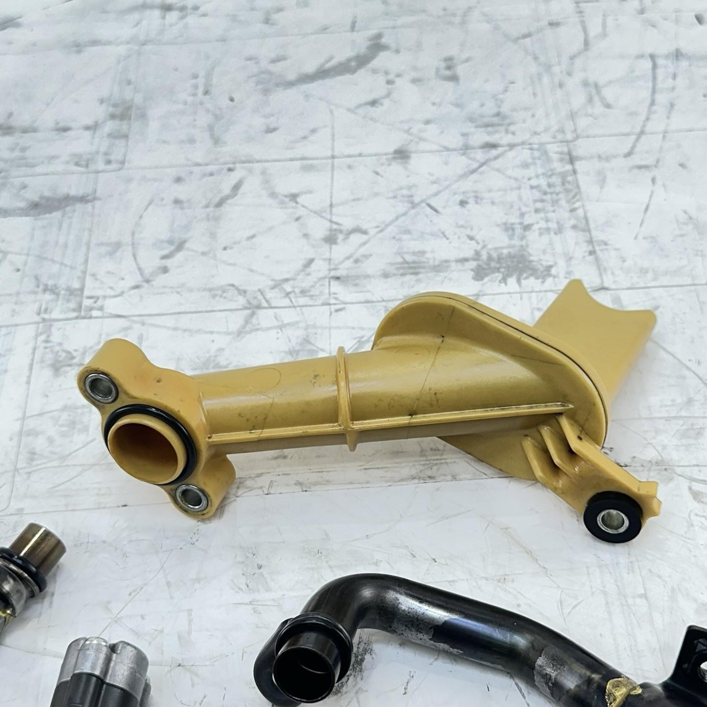 2016 - 2019 YAMAHA YZF R1 OIL PUMP PIPES LINES HARDWARE MOUNTING BOLTS SCREWS