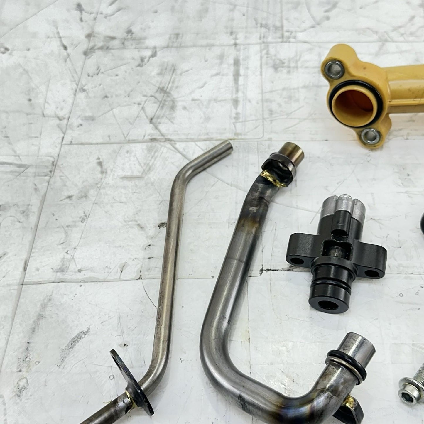 2016 - 2019 YAMAHA YZF R1 OIL PUMP PIPES LINES HARDWARE MOUNTING BOLTS SCREWS