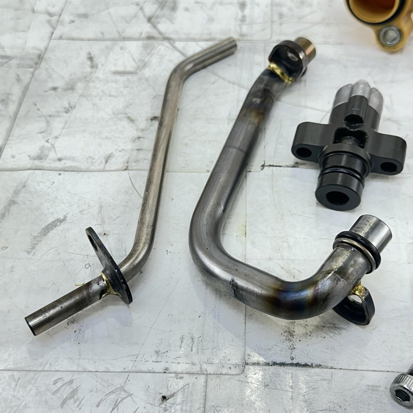 2016 - 2019 YAMAHA YZF R1 OIL PUMP PIPES LINES HARDWARE MOUNTING BOLTS SCREWS