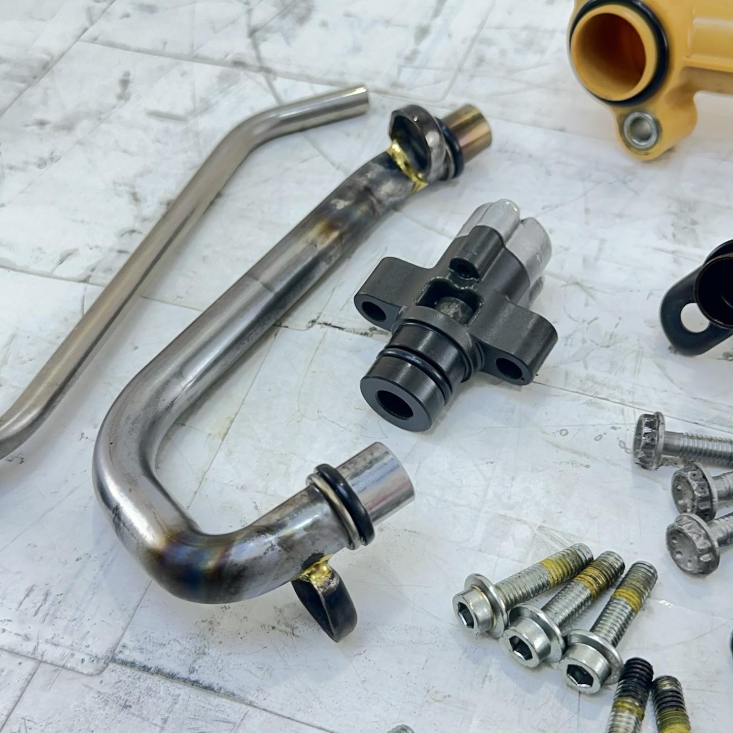 2016 - 2019 YAMAHA YZF R1 OIL PUMP PIPES LINES HARDWARE MOUNTING BOLTS SCREWS