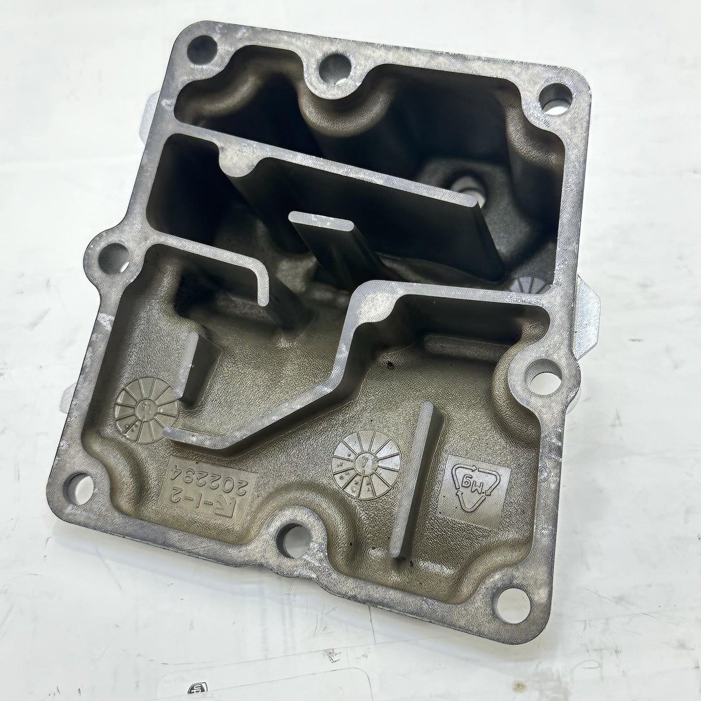 2016 - 2019 YAMAHA YZF R1 ENGINE OIL BREATHER CRANKCASE VENT BOX BOLTS STOCK