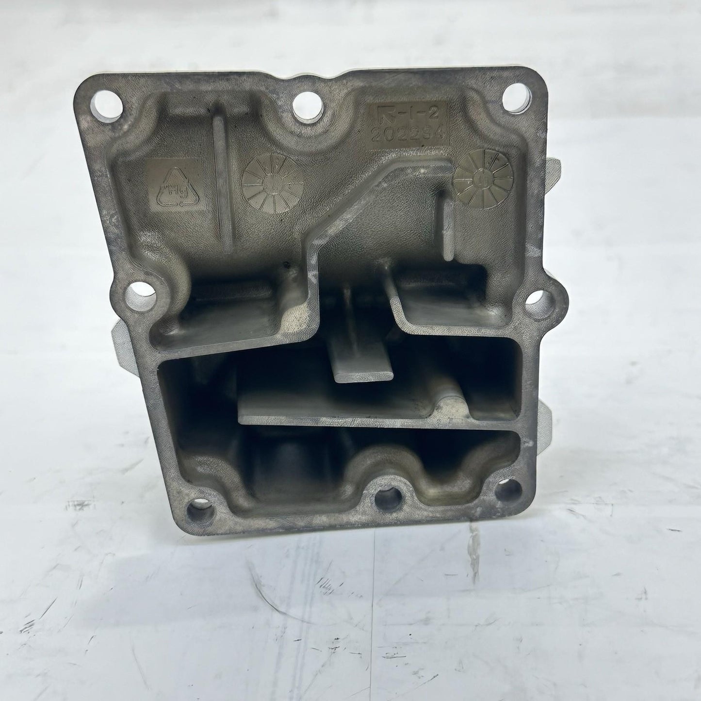 2016 - 2019 YAMAHA YZF R1 ENGINE OIL BREATHER CRANKCASE VENT BOX BOLTS STOCK