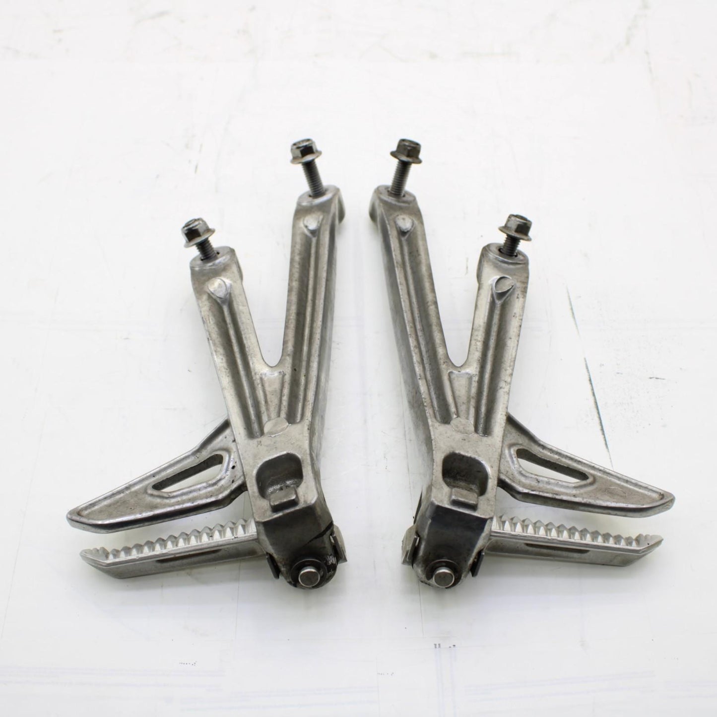 2009 - 2012 TRIUMPH DAYTONA 675 PASSENGER PEGS REAR FOOT PEGS SILVER Genuine