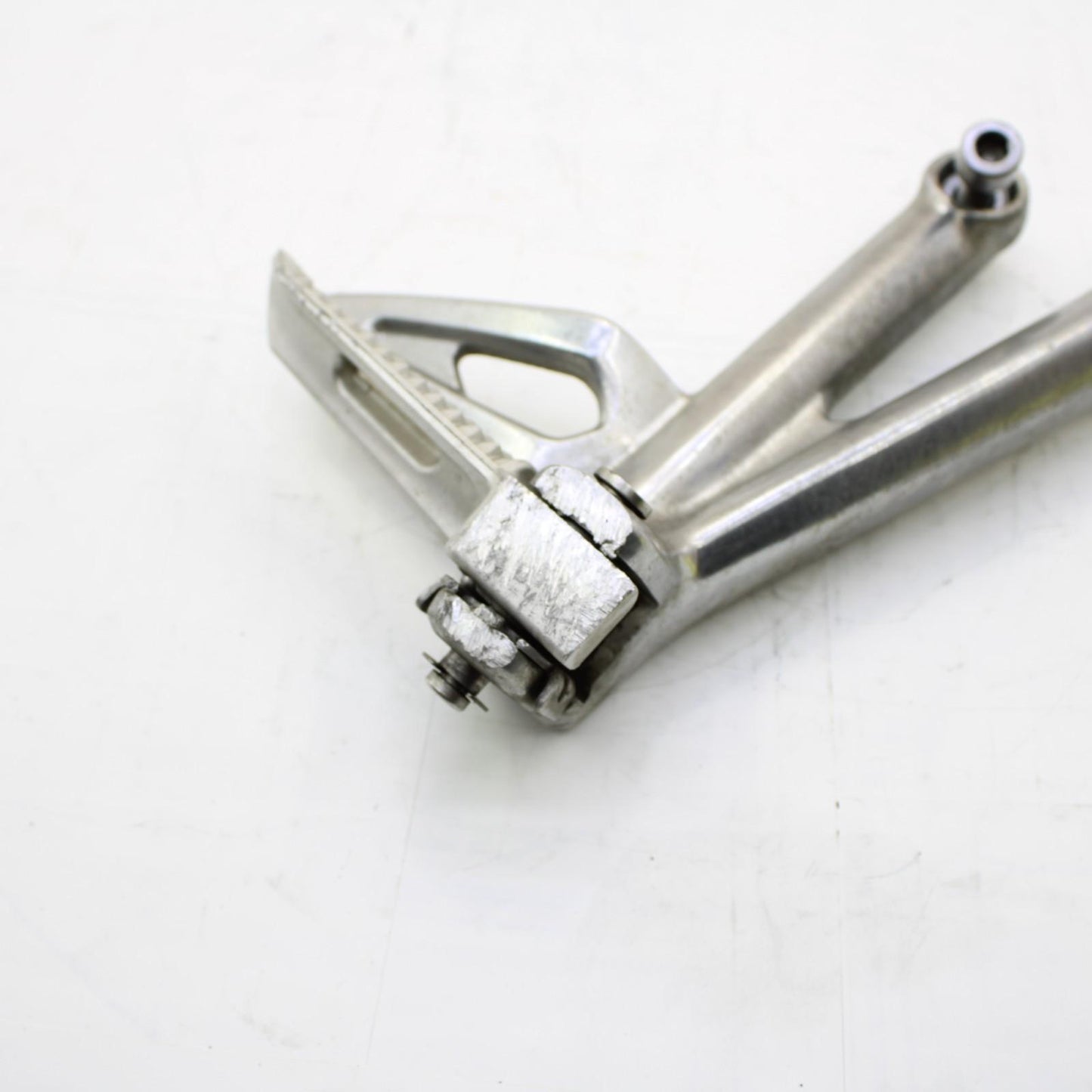 2009 - 2012 TRIUMPH DAYTONA 675 PASSENGER PEGS REAR FOOT PEGS SILVER Genuine