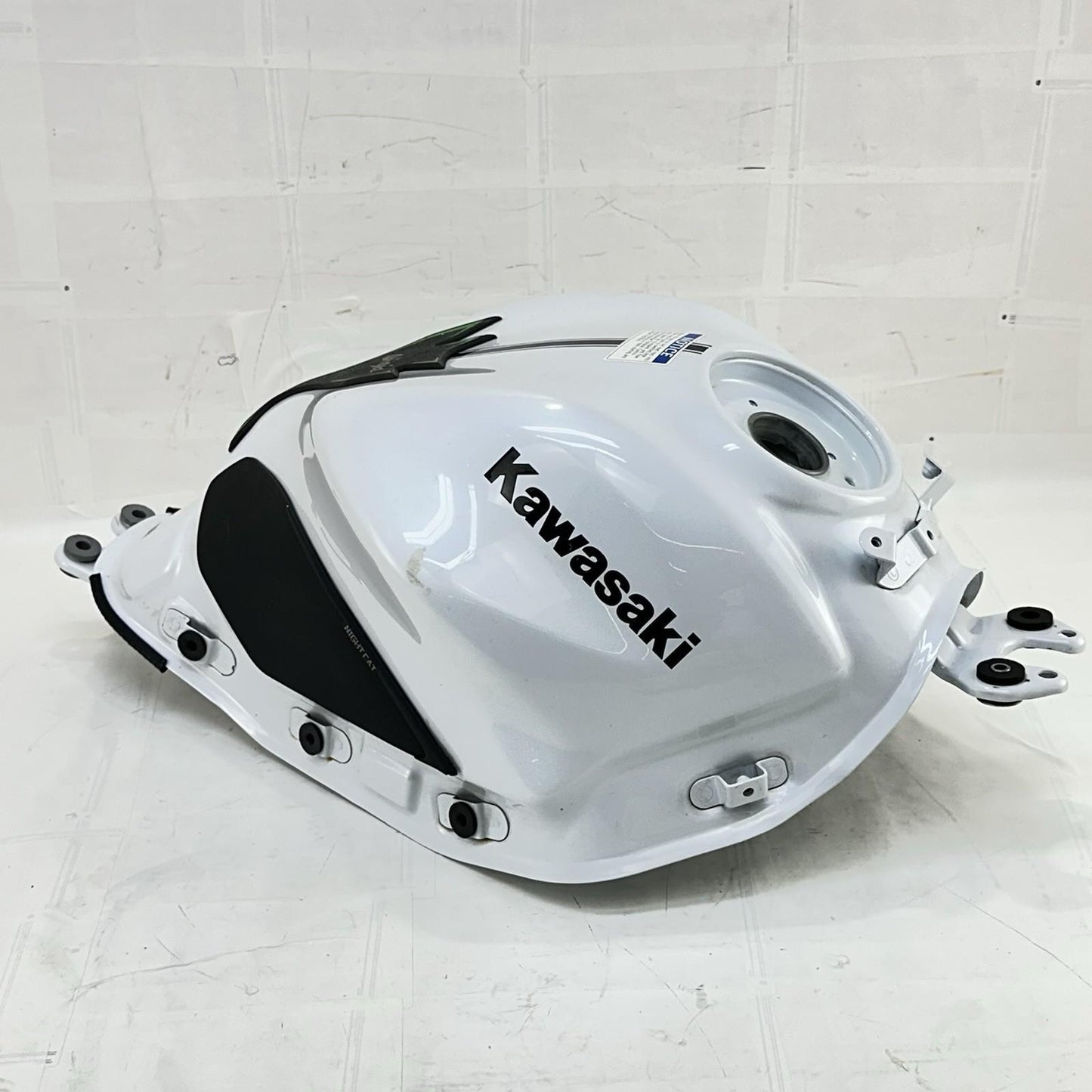 2017 - 2023 KAWASAKI NINJA EX650 FUEL TANK GAS PETROL RESERVOIR WHITE STOCK