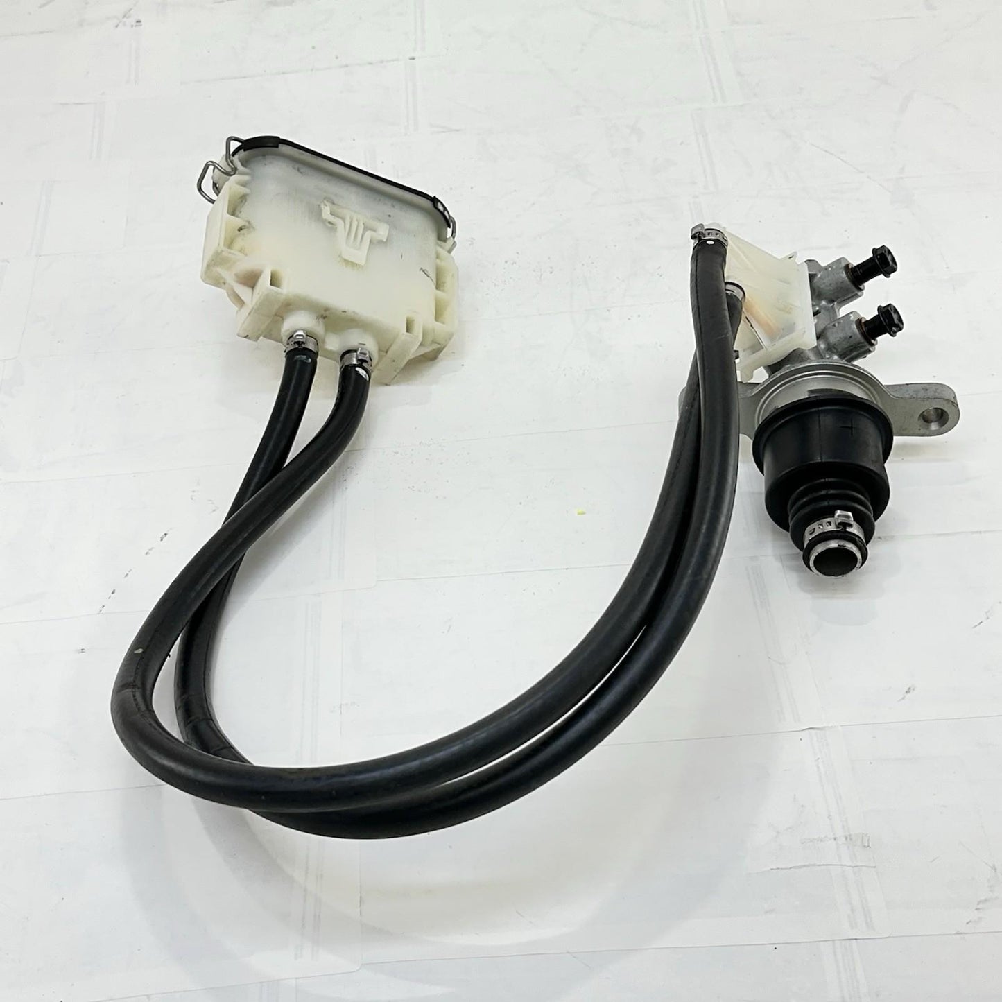 2016 CAN-AM SPYDER RT REAR BRAKE MASTER CYLINDER RESERVOIR BACK