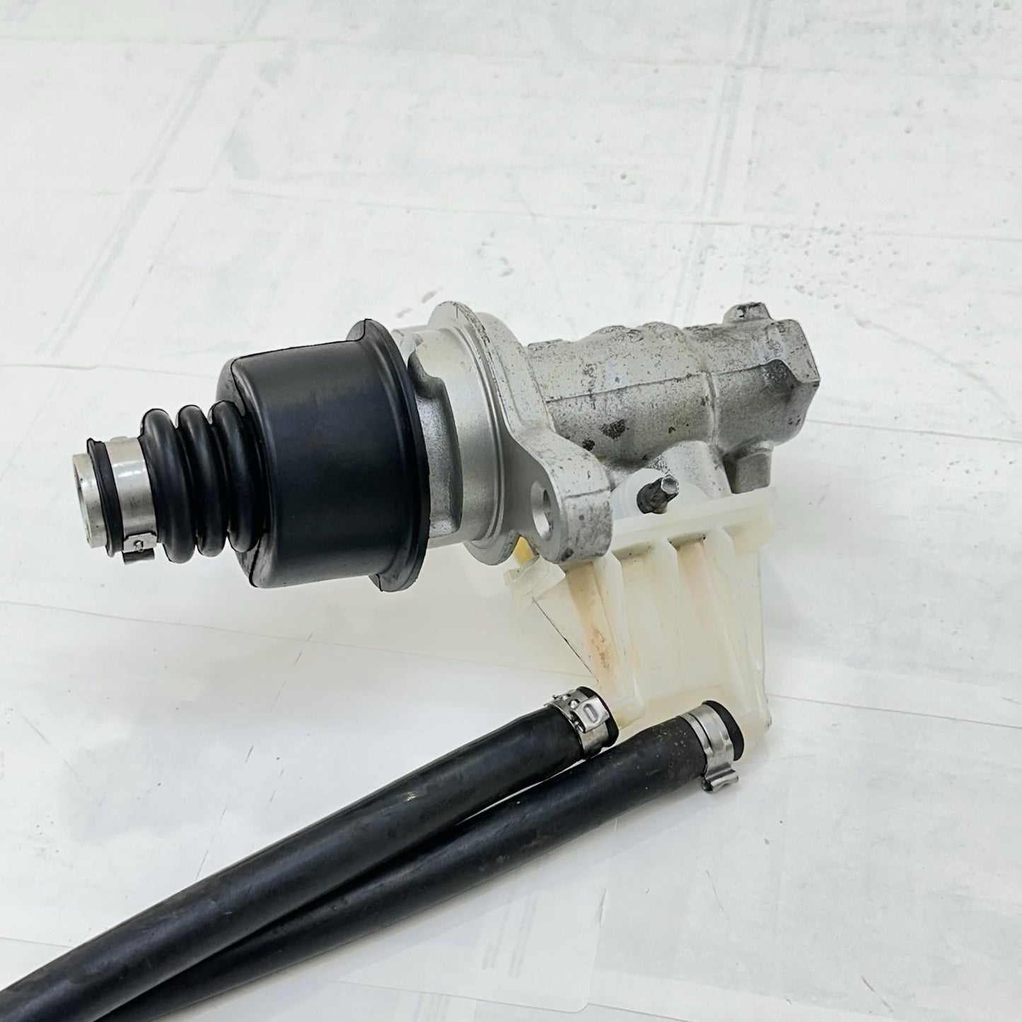 2016 CAN-AM SPYDER RT REAR BRAKE MASTER CYLINDER RESERVOIR BACK
