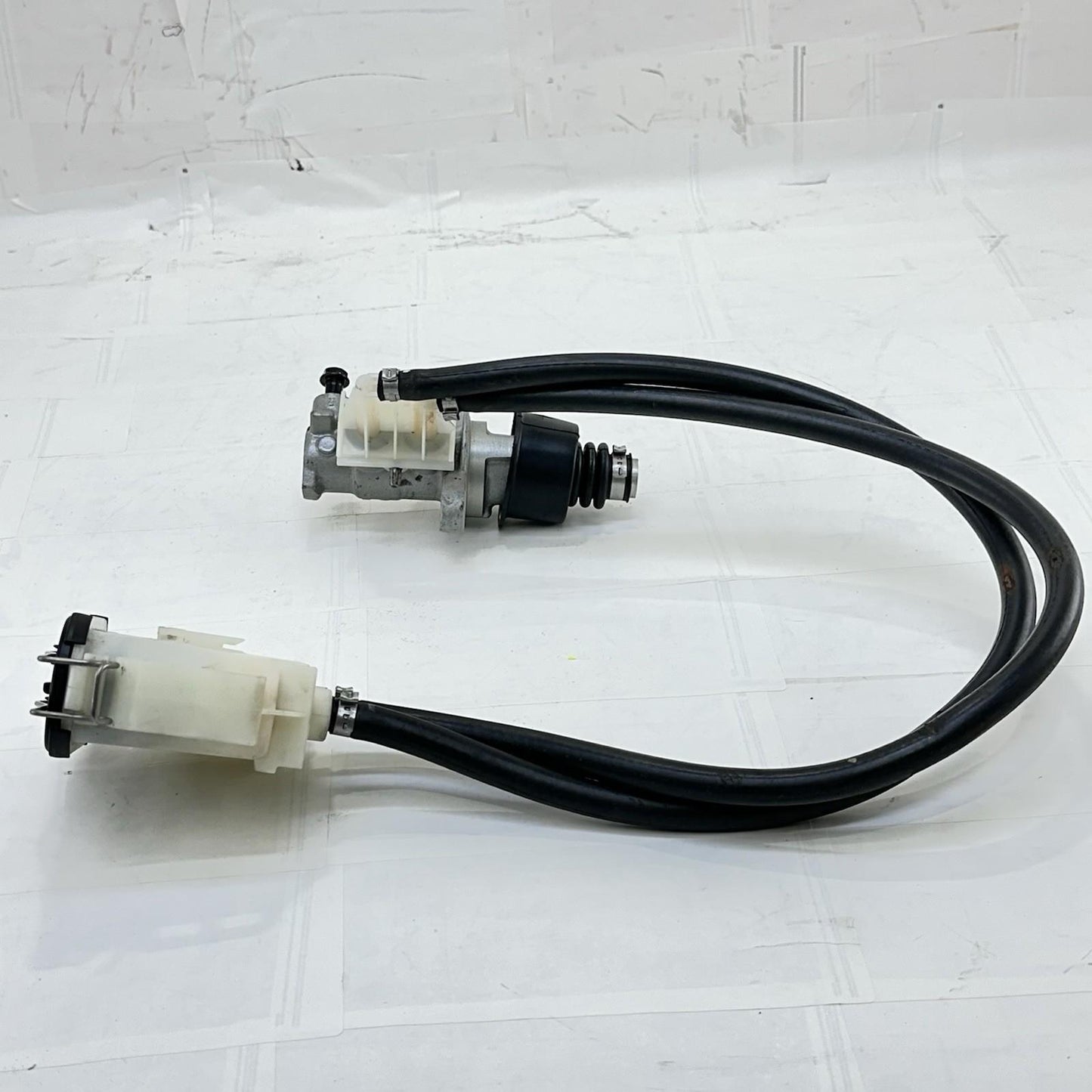 2016 CAN-AM SPYDER RT REAR BRAKE MASTER CYLINDER RESERVOIR BACK