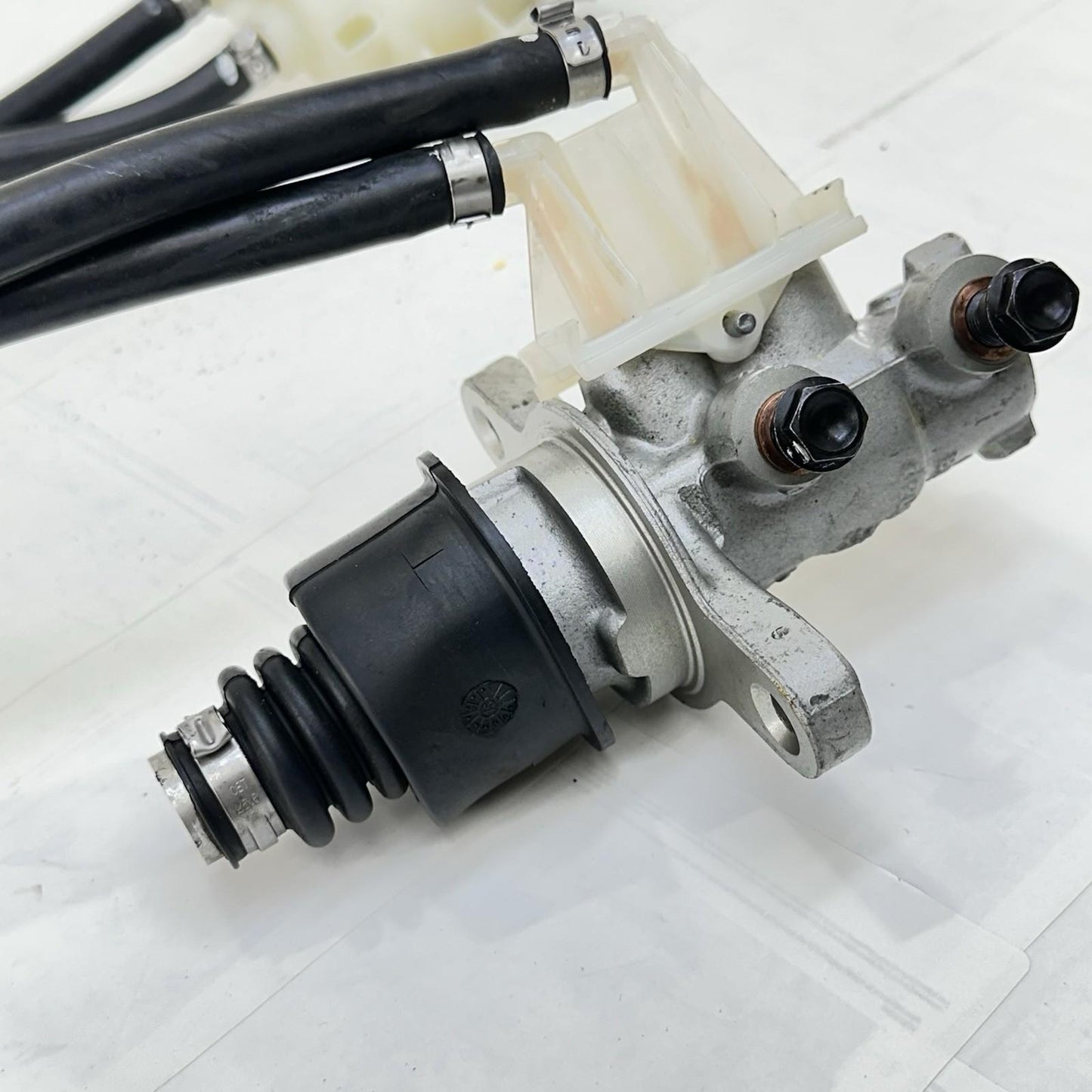 2016 CAN-AM SPYDER RT REAR BRAKE MASTER CYLINDER RESERVOIR BACK