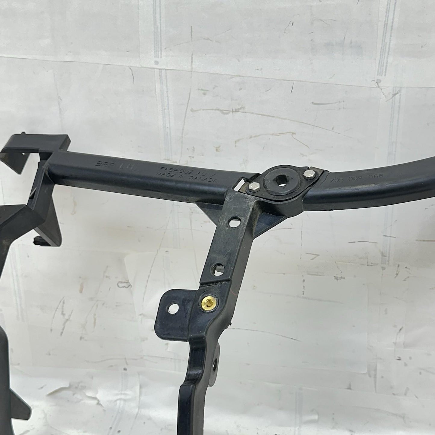 2016 CAN-AM SPYDER RT RIGHT SIDE FAIRING STAY FRONT COWL BRACKET HOLDER MOUNT