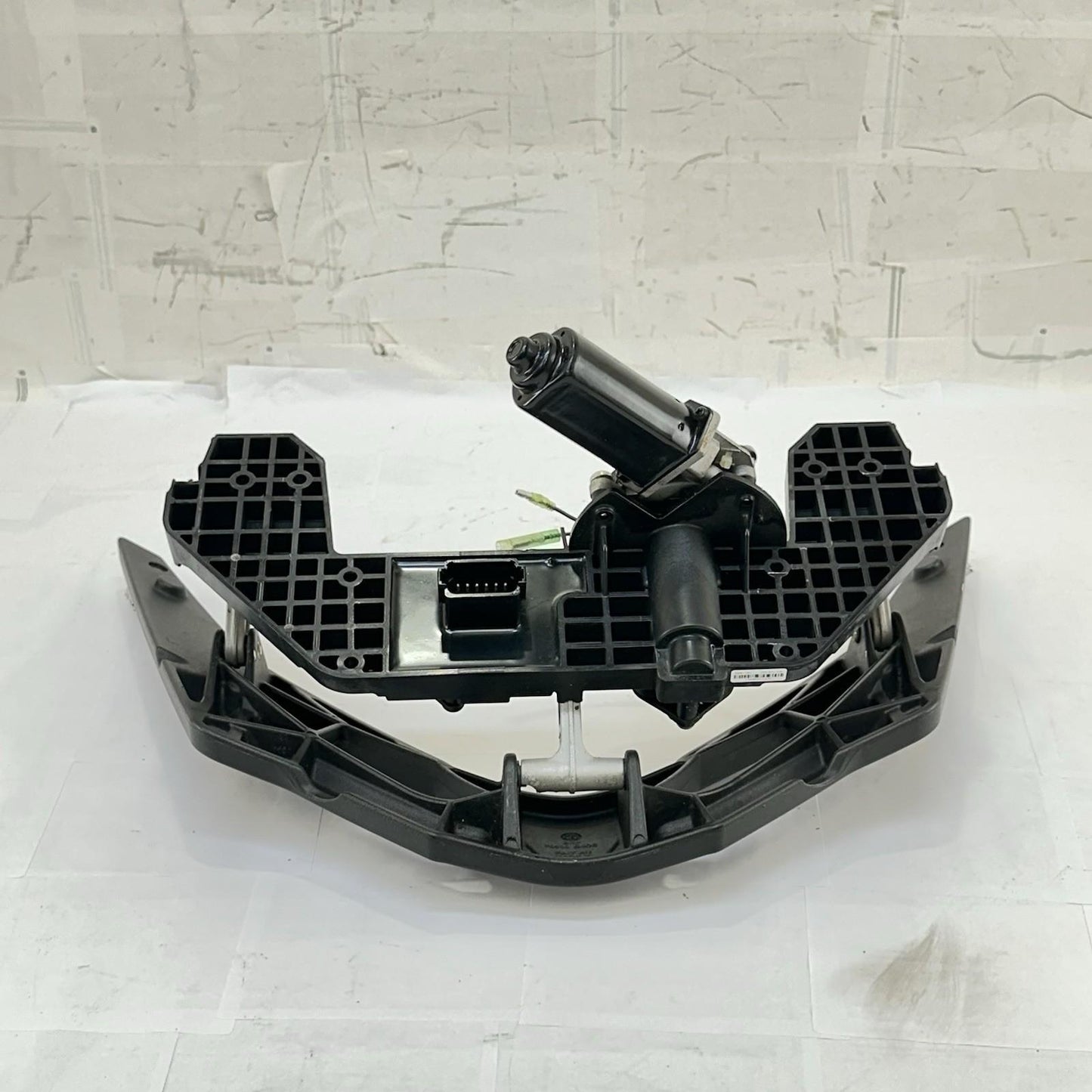 2016 CAN-AM SPYDER RT FRONT SERVO WINDSHIELD MOTOR RAISE LOWER FRONT BRACKET
