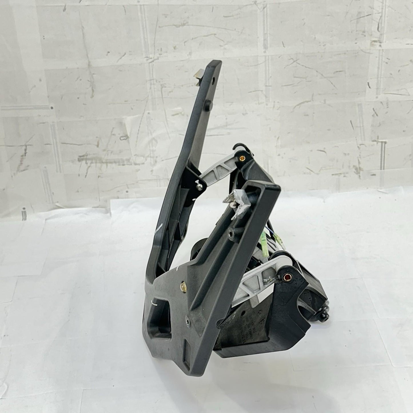 2016 CAN-AM SPYDER RT FRONT SERVO WINDSHIELD MOTOR RAISE LOWER FRONT BRACKET