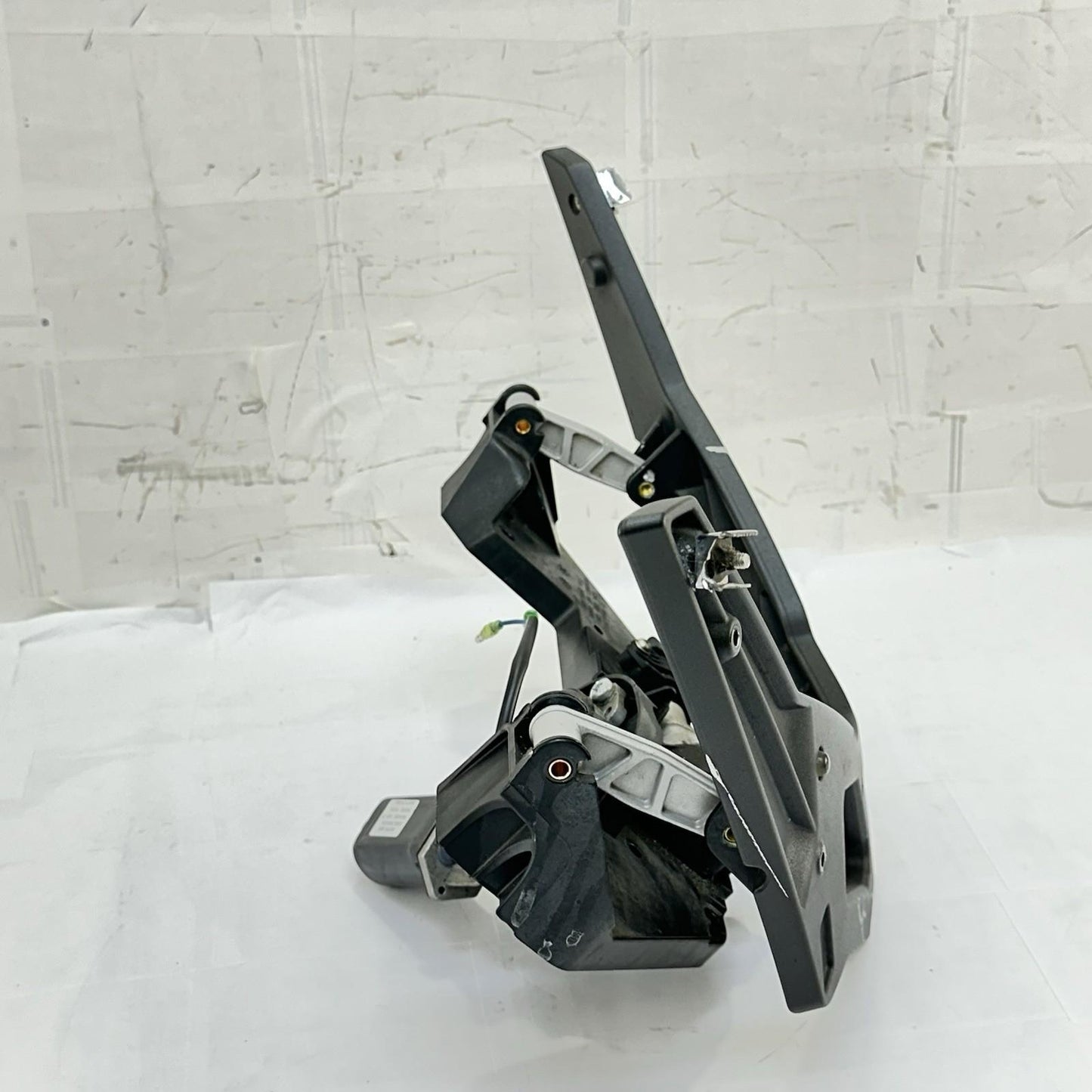 2016 CAN-AM SPYDER RT FRONT SERVO WINDSHIELD MOTOR RAISE LOWER FRONT BRACKET