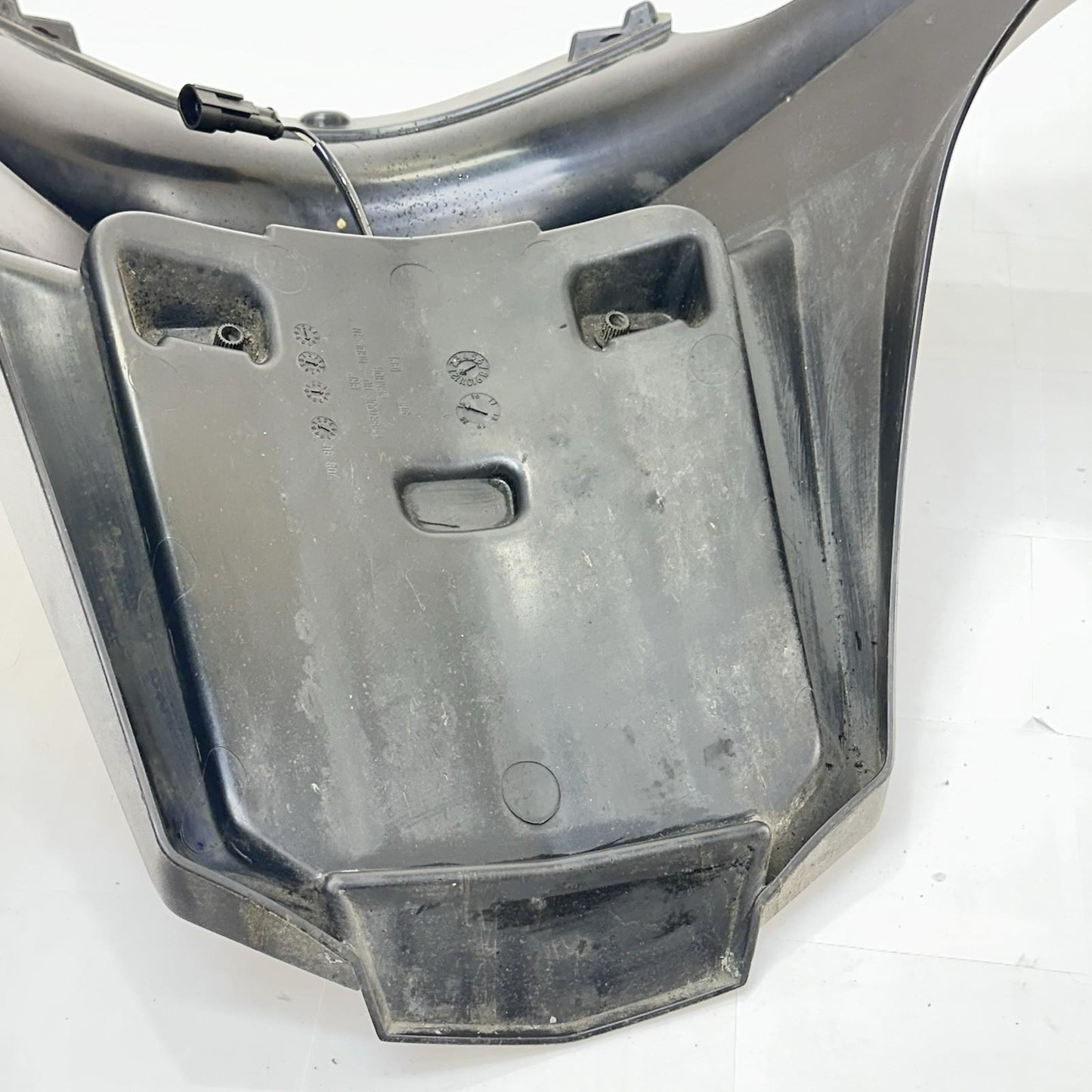 2016 CAN-AM SPYDER RT REAR FENDER TAIL FAIRING COWL PLATE HOLDER PLASTIC BLACK