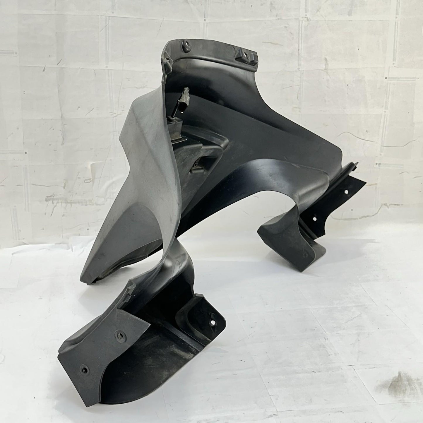 2016 CAN-AM SPYDER RT REAR FENDER TAIL FAIRING COWL PLATE HOLDER PLASTIC BLACK