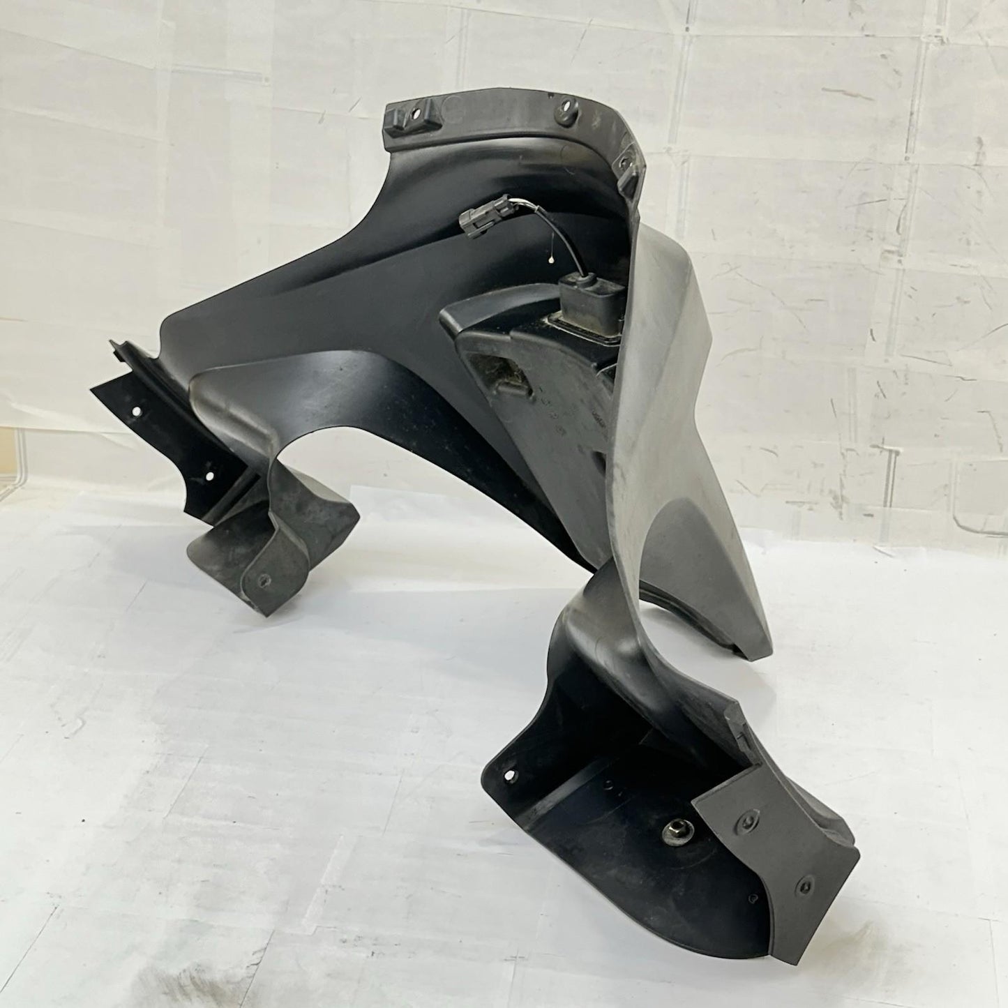 2016 CAN-AM SPYDER RT REAR FENDER TAIL FAIRING COWL PLATE HOLDER PLASTIC BLACK