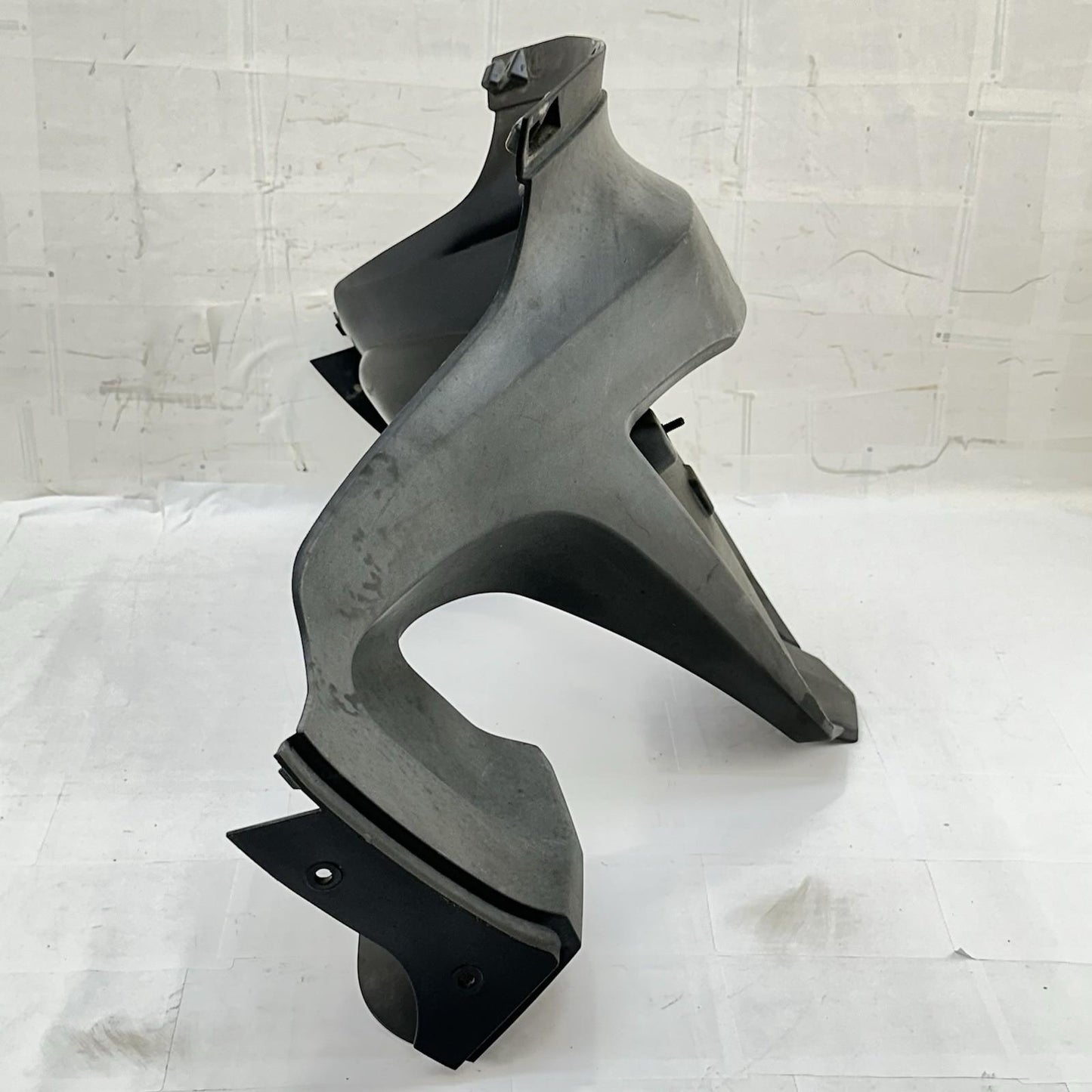 2016 CAN-AM SPYDER RT REAR FENDER TAIL FAIRING COWL PLATE HOLDER PLASTIC BLACK