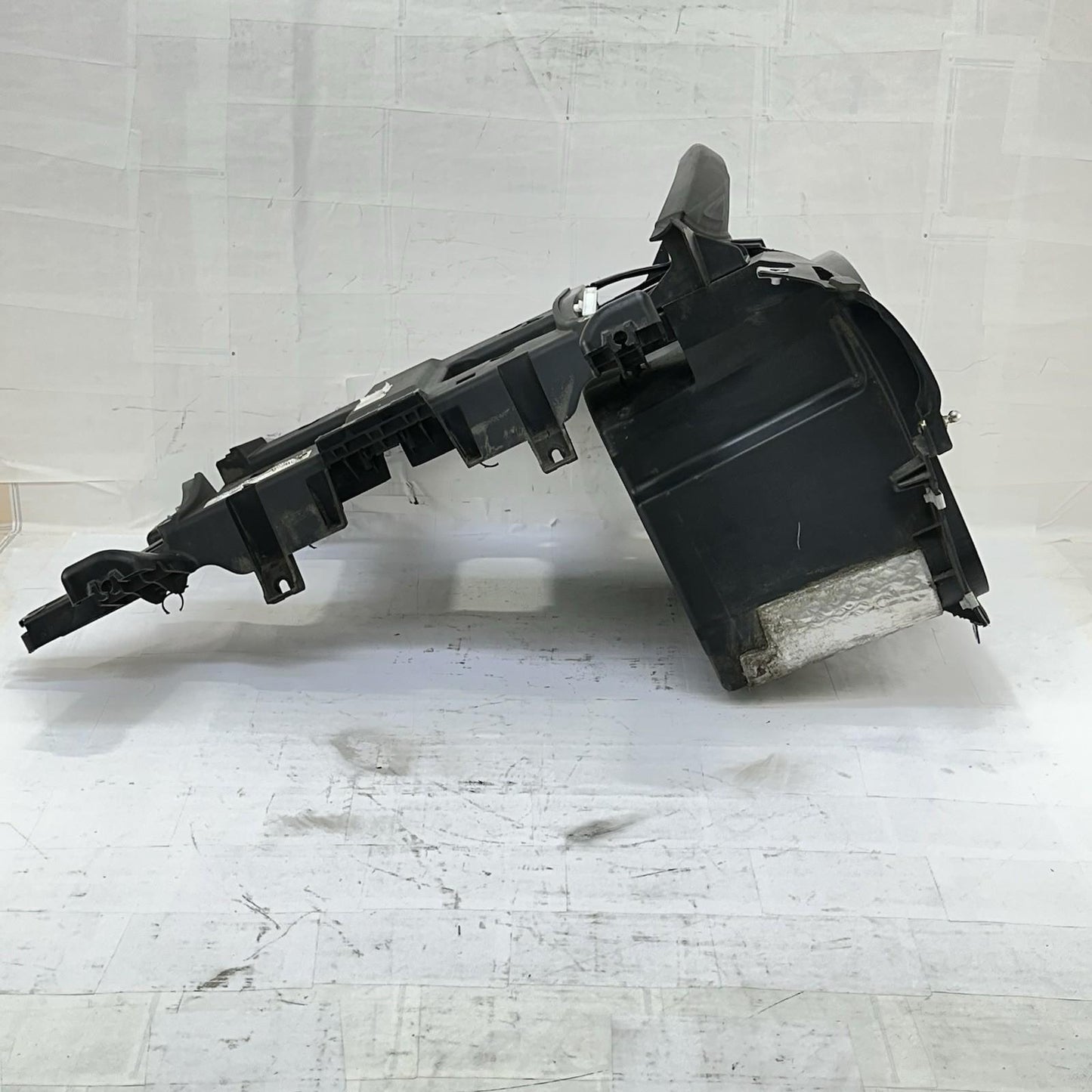 2016 CAN-AM SPYDER RT REAR RIGHT SIDE STORAGE BIN TRUNK SUPPORT BRACKET ASSY