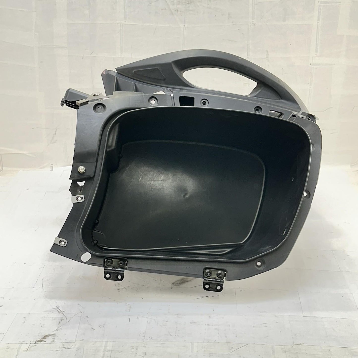 2016 CAN-AM SPYDER RT REAR RIGHT SIDE STORAGE BIN TRUNK SUPPORT BRACKET ASSY