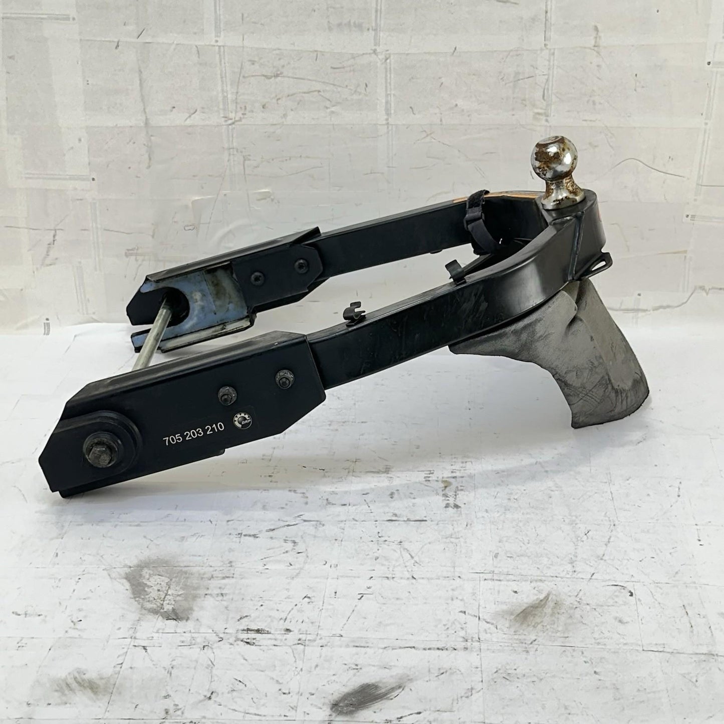 2016 CAN-AM SPYDER RT REAR TRAILER HITCH AXLE BOLT BACK TOWING FRAME FENDER