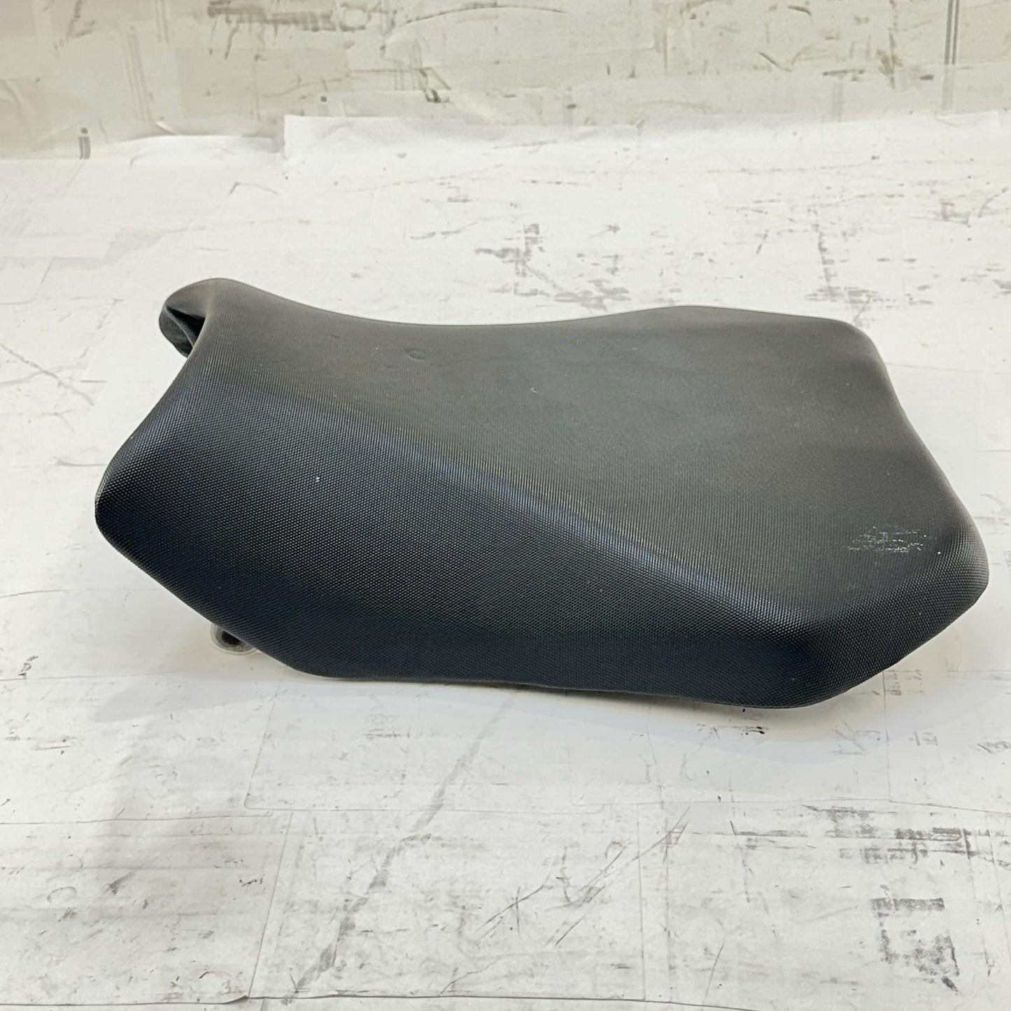 2011 - 2026 SUZUKU GSXR 600 GSXR 750 DRIVER SEAT SADDLE CUSHION BLACK BOLTS