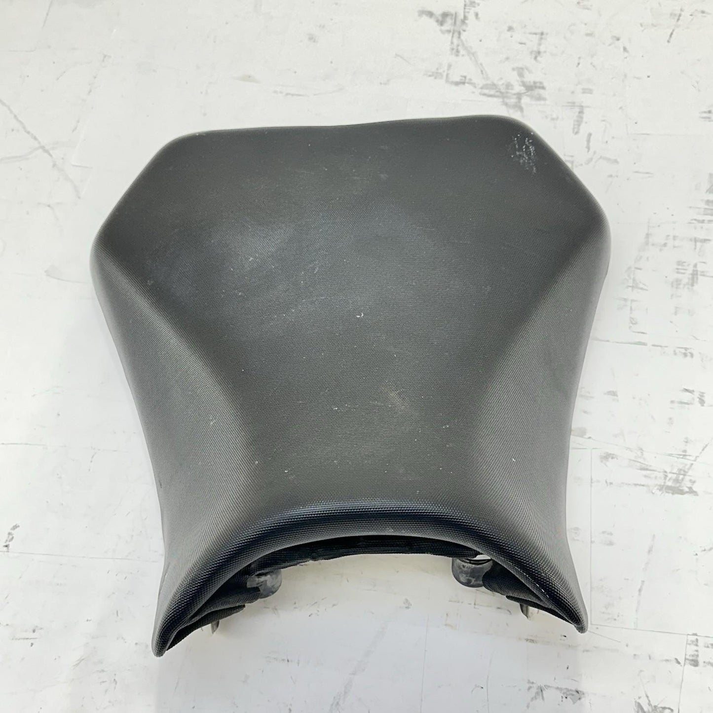 2011 - 2026 SUZUKU GSXR 600 GSXR 750 DRIVER SEAT SADDLE CUSHION BLACK BOLTS