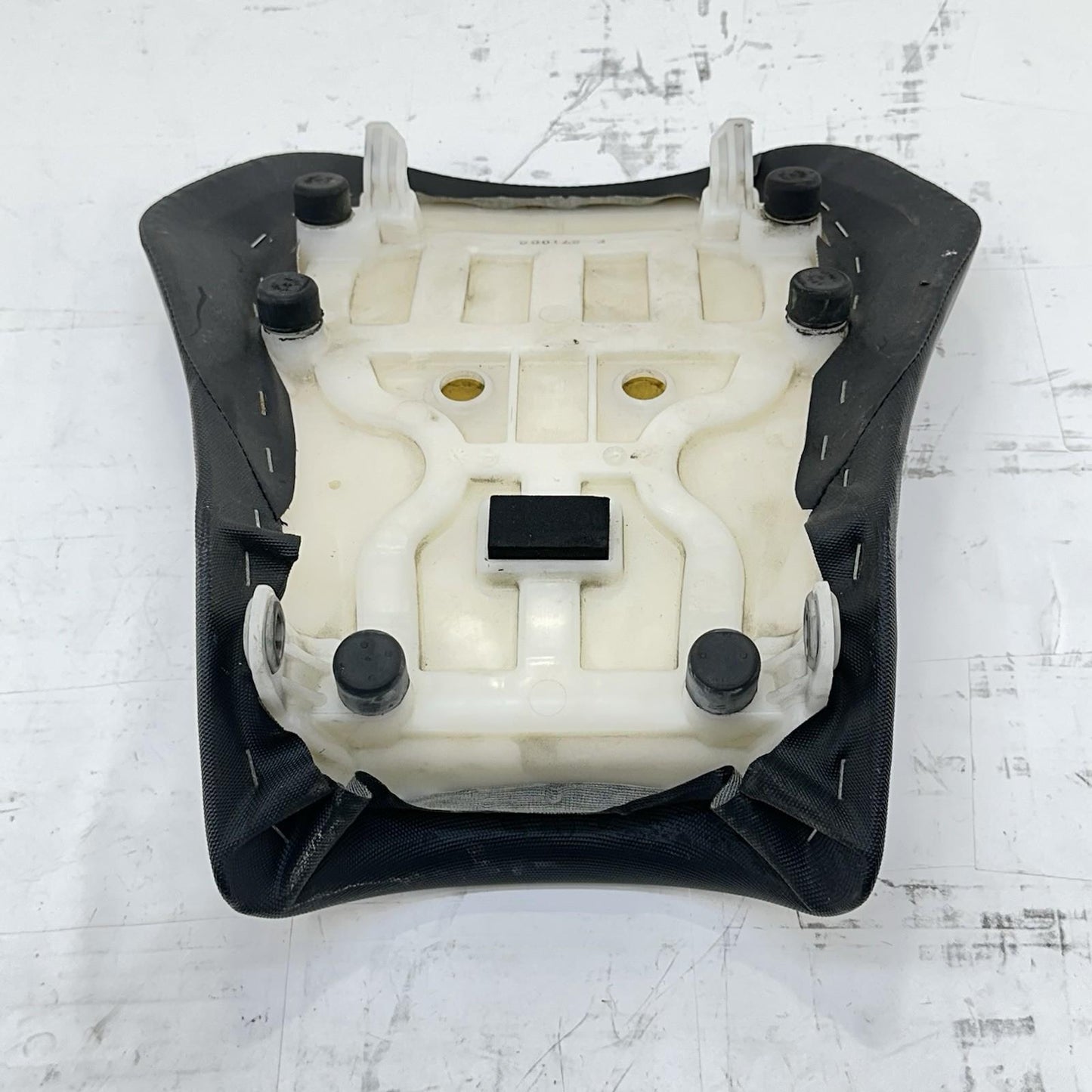 2011 - 2026 SUZUKU GSXR 600 GSXR 750 DRIVER SEAT SADDLE CUSHION BLACK BOLTS