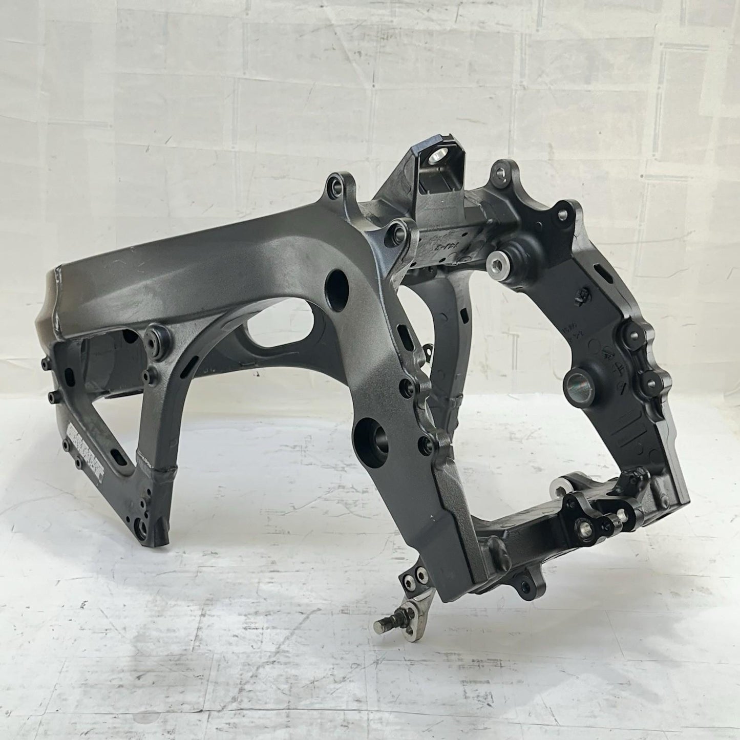 2011 - 2026 SUZUKU GSXR 600 GSXR 750 MAIN FRAME BODY CHASSIS *SCUFFED*