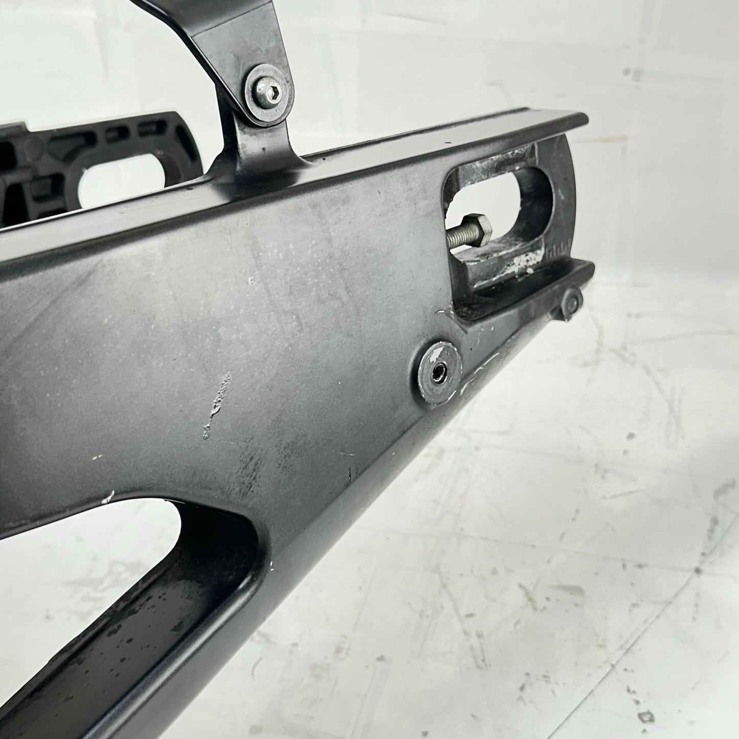 2009 - 2014 YAMAHA YZF R1 SWINGARM REAR SHOCK BACK WHEEL FRAME MOUNT FENDER OEM