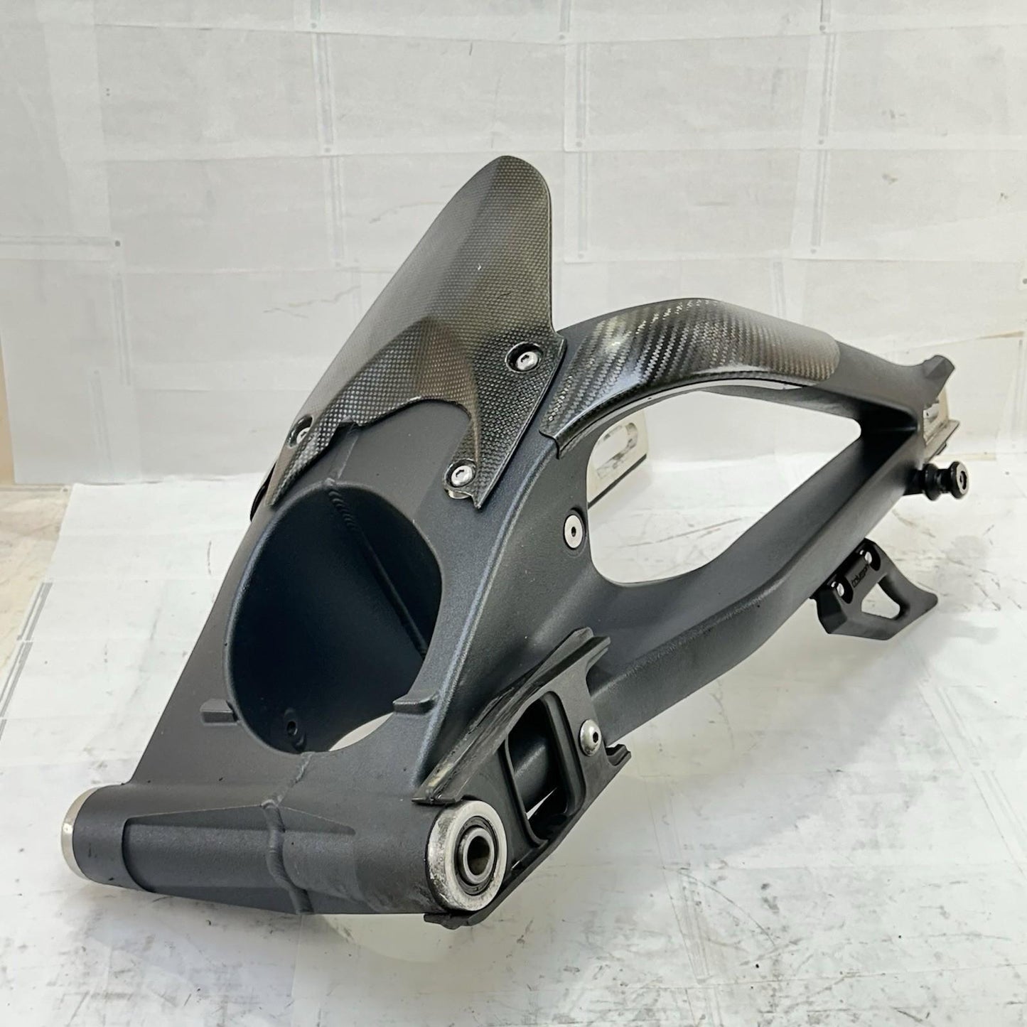 2013 - 2017 TRIUMPH DAYTONA 675 SWINGARM REAR BACK SUSPENSION WHEEL FRAME BLACK