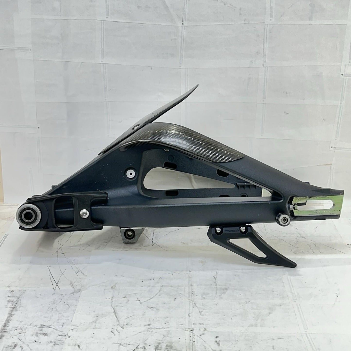 2013 - 2017 TRIUMPH DAYTONA 675 SWINGARM REAR BACK SUSPENSION WHEEL FRAME BLACK
