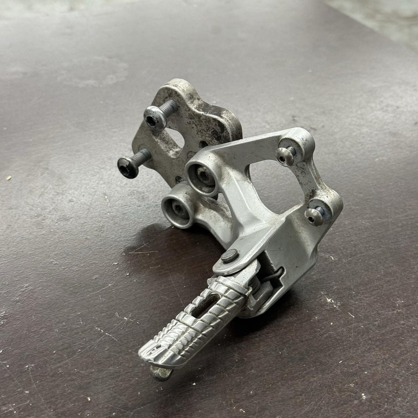 2006 2007 SUZUKI GSXR600 GSXR750 LEFT REARSET REAR DRIVER FOOT PEG REST SILVER