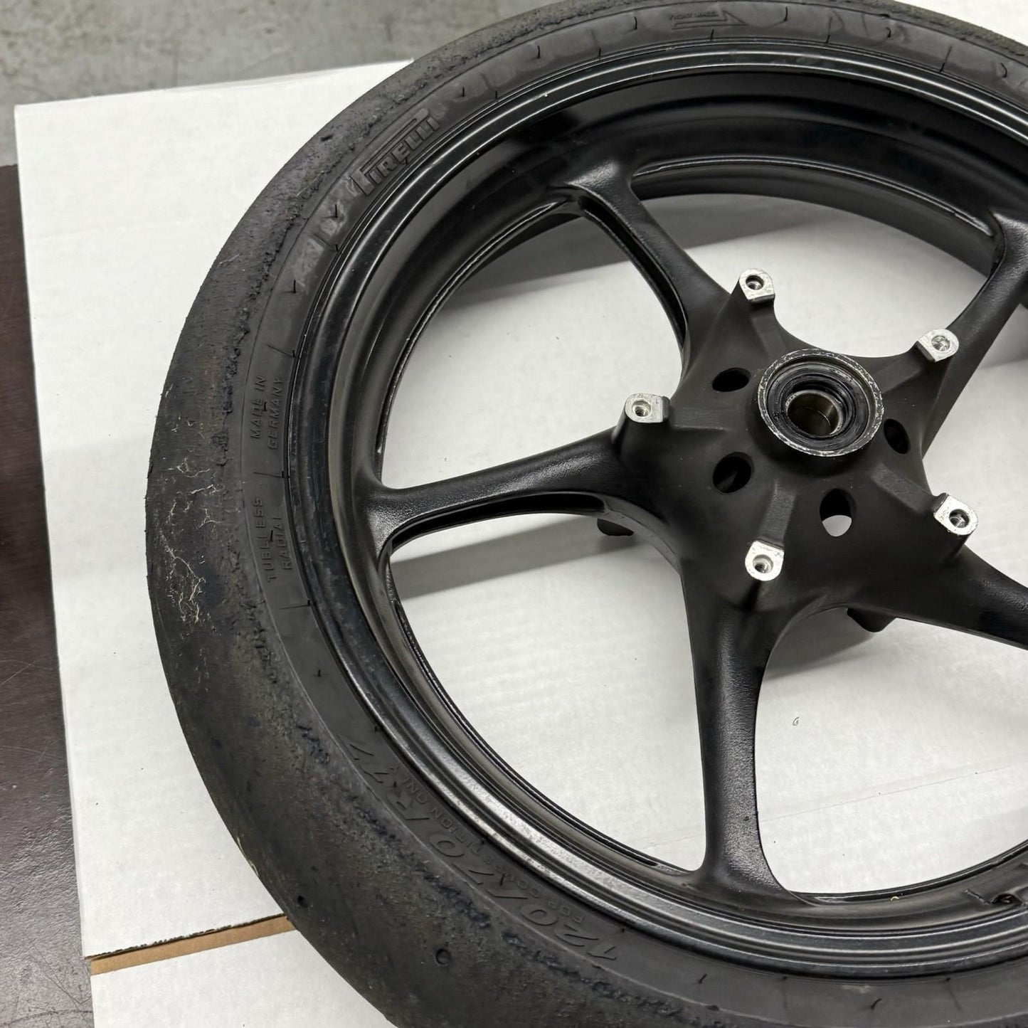 2008 - 2016 YAMAHA YZF R6 FRONT WHEEL STRAIGHT RIM BLACK TRACK TIRE DUNLOP