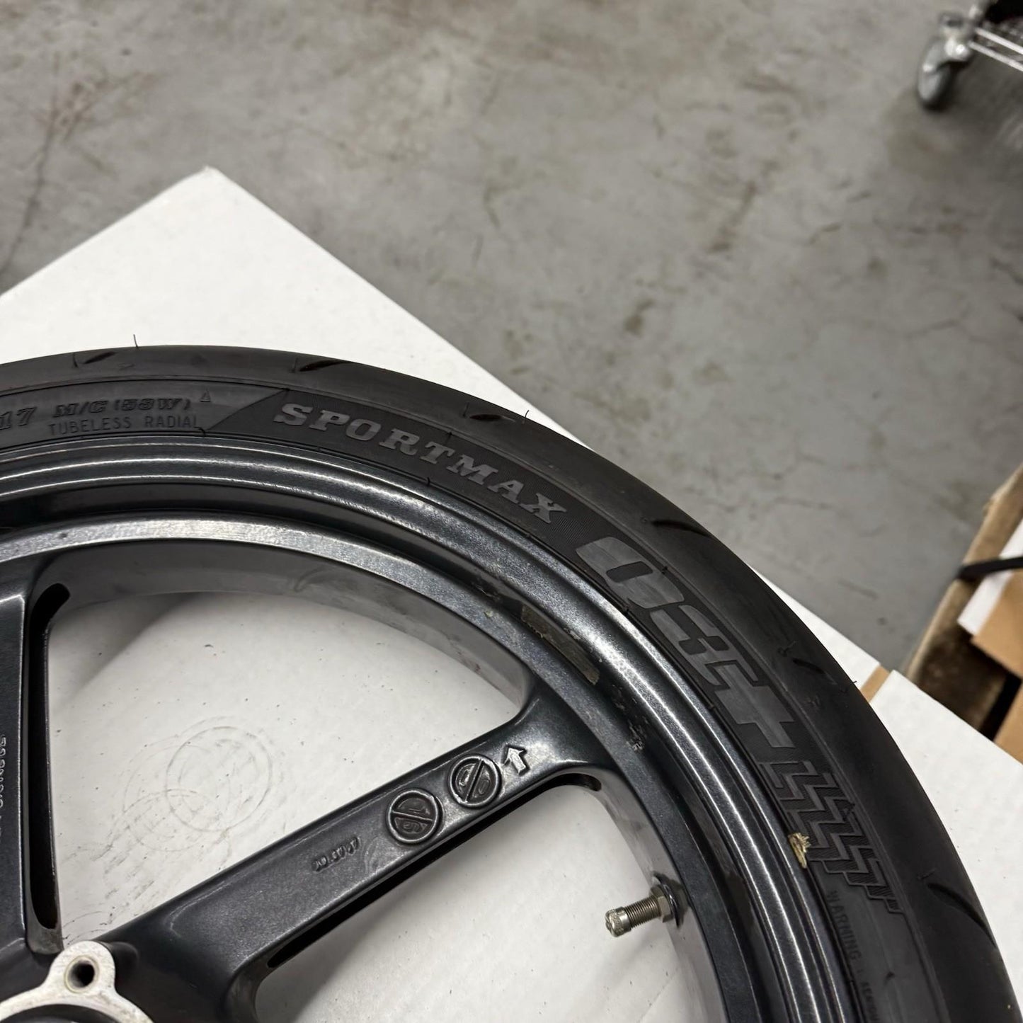 2001 - 2003 APRILIA RSV 1000 MILLE FRONT WHEEL RIM DUNLOP TIRE 120/70ZR17