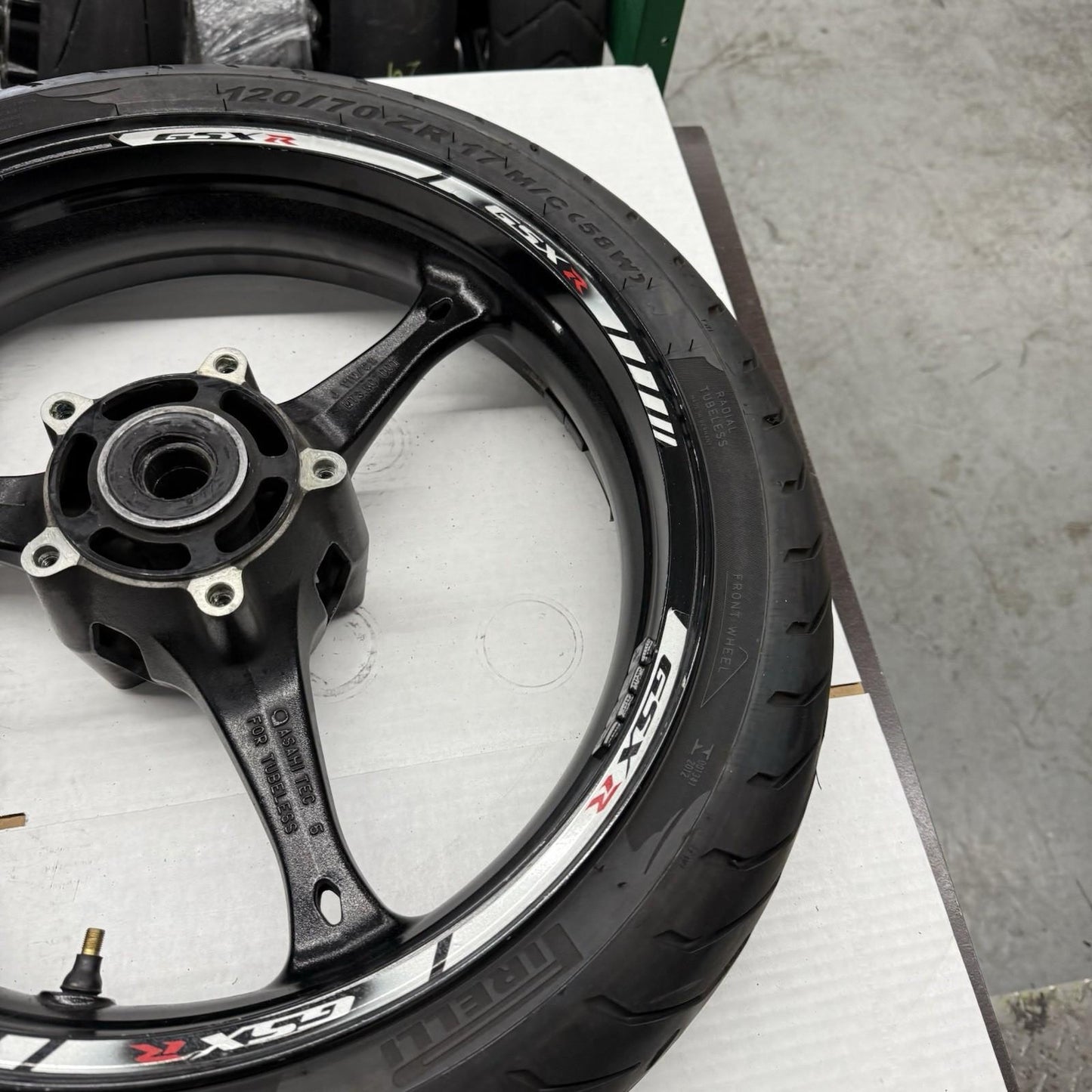 2005 2006 SUZUKI GSXR1000 FRONT WHEEL RIM BLACK STRAIGHT 54111-41G00-019