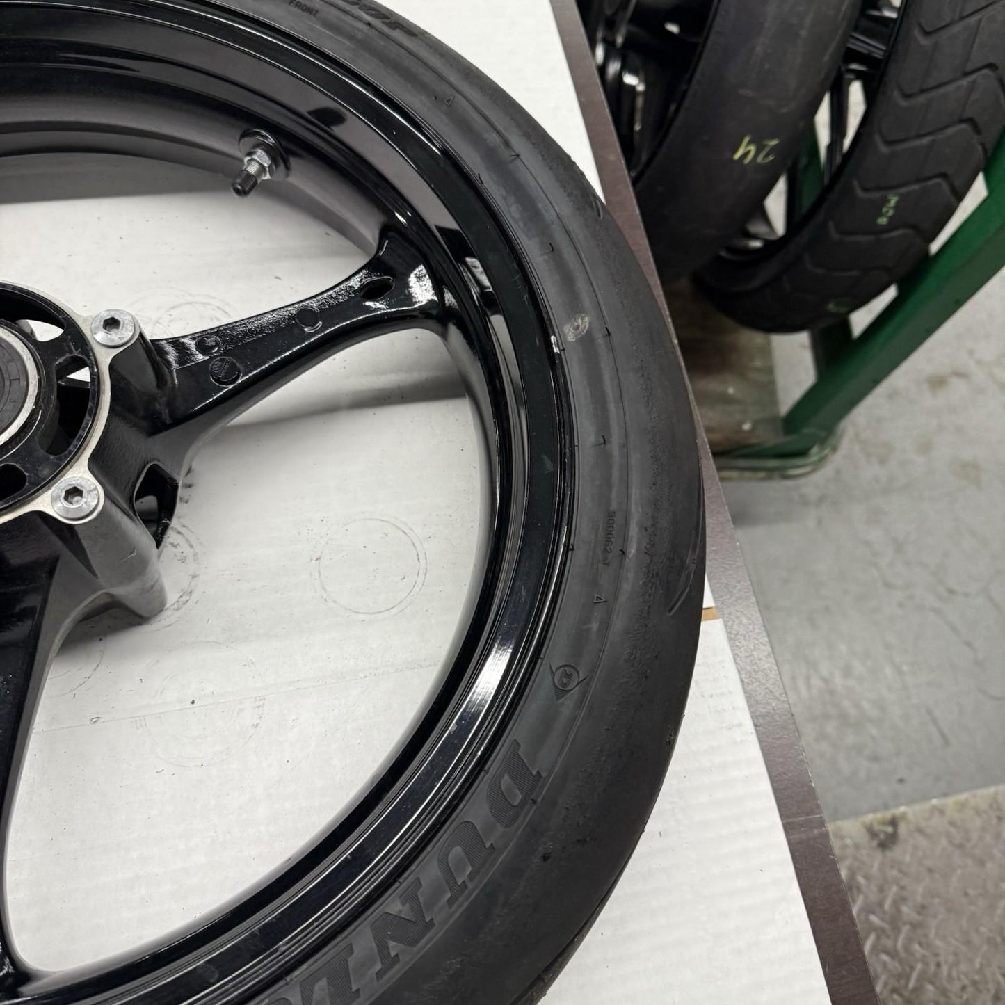 2006 2007 SUZUKI GSXR600 GSXR750 FRONT WHEEL BLACK STRAIGHT DUNLOP TIRE