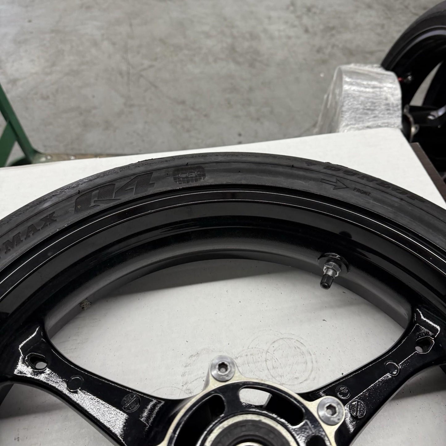 2006 2007 SUZUKI GSXR600 GSXR750 FRONT WHEEL BLACK STRAIGHT DUNLOP TIRE