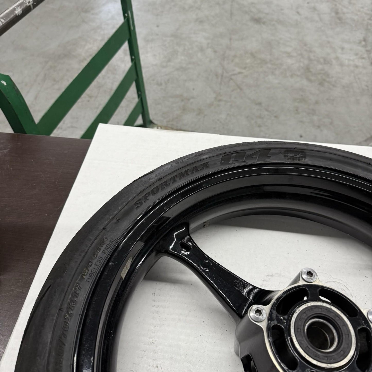2006 2007 SUZUKI GSXR600 GSXR750 FRONT WHEEL BLACK STRAIGHT DUNLOP TIRE