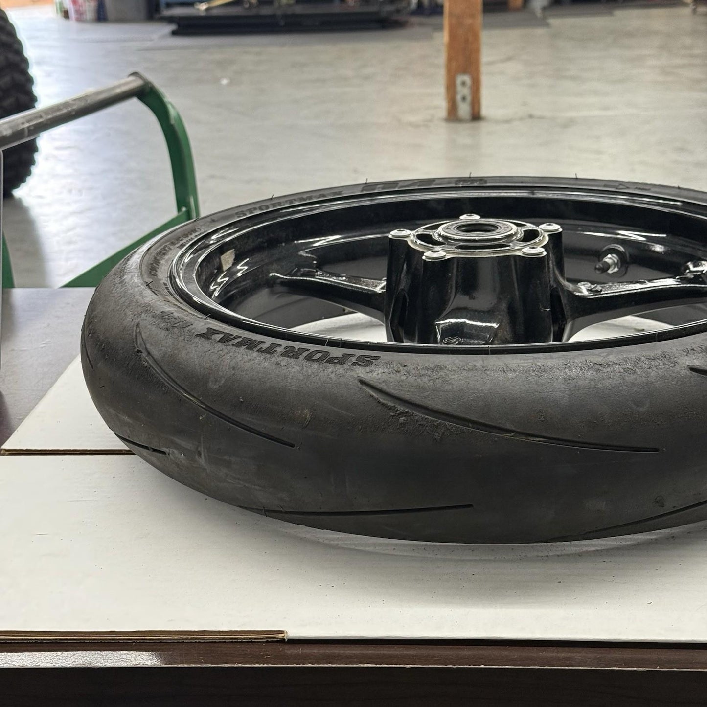 2006 2007 SUZUKI GSXR600 GSXR750 FRONT WHEEL BLACK STRAIGHT DUNLOP TIRE