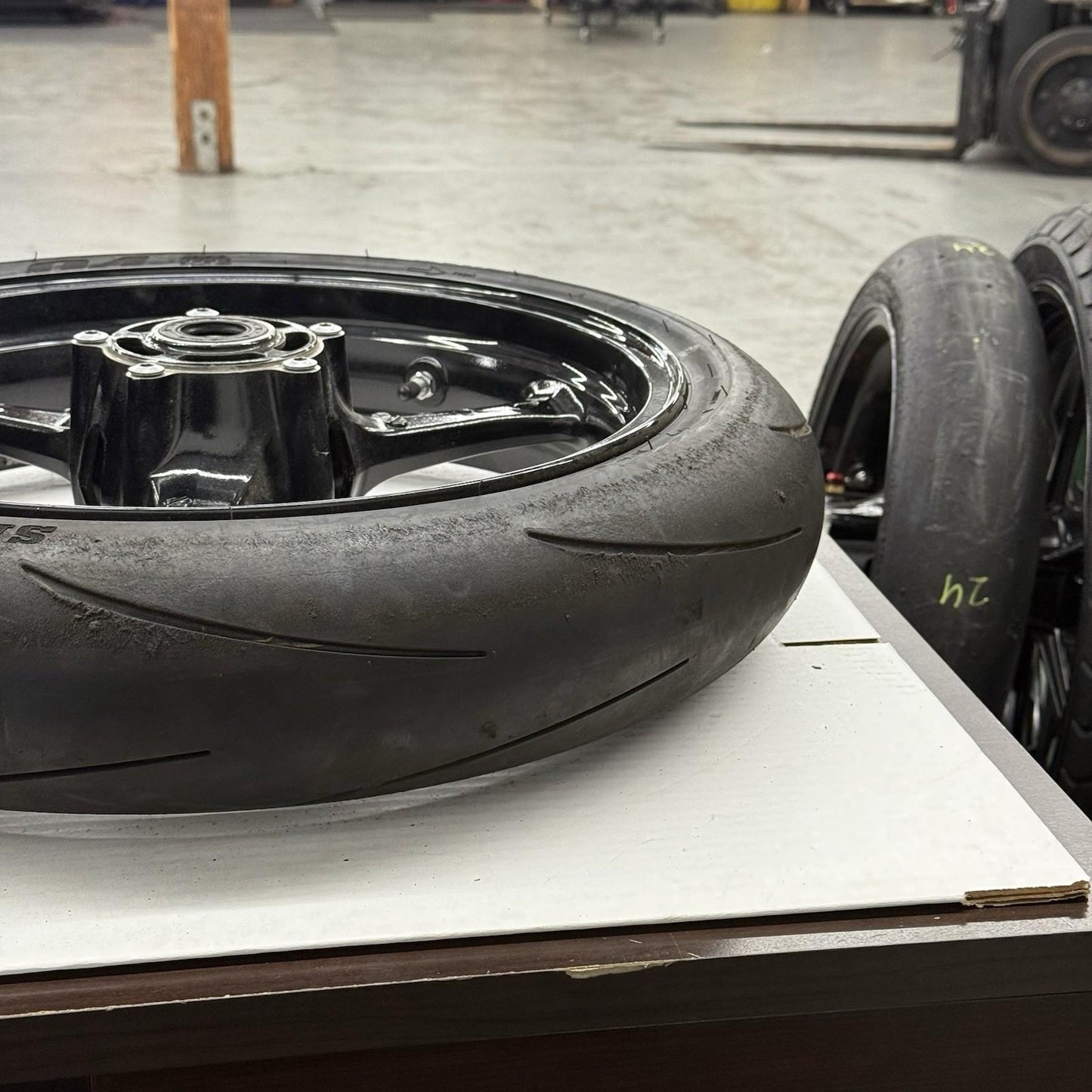 2006 2007 SUZUKI GSXR600 GSXR750 FRONT WHEEL BLACK STRAIGHT DUNLOP TIRE