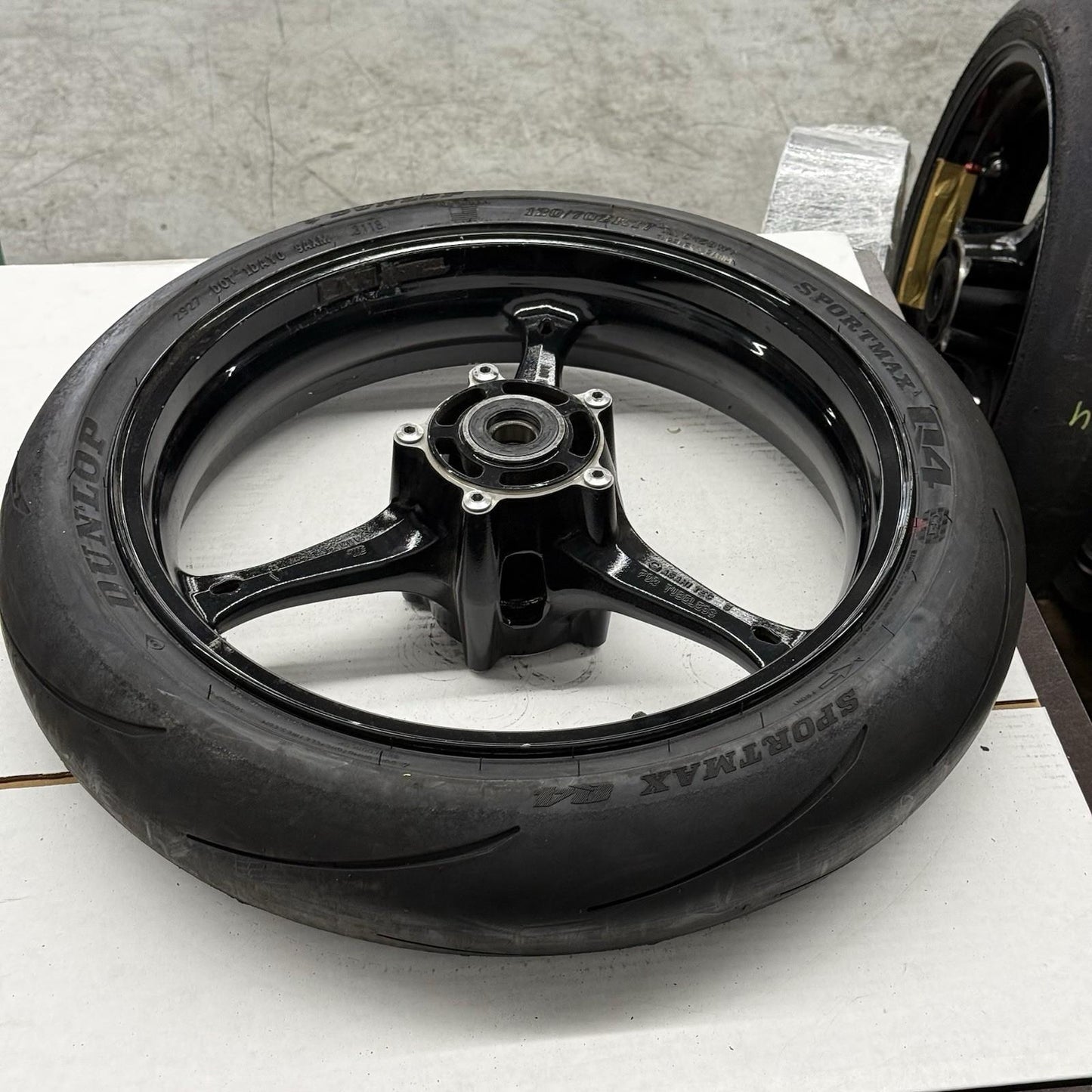 2006 2007 SUZUKI GSXR600 GSXR750 FRONT WHEEL BLACK STRAIGHT DUNLOP TIRE