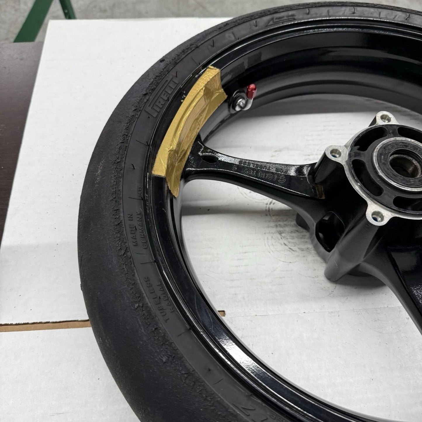 2007 2008 SUZUKI GSXR1000 FRONT WHEEL RIM PIRELLI TIRE TRACK STRAIGHT STOCK