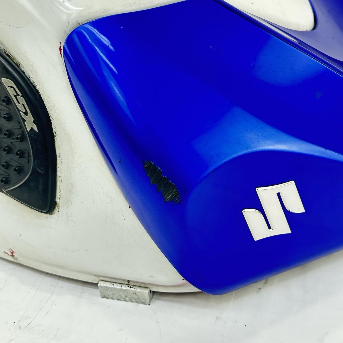 2006 2007 SUZUKI GSXR 600 GSXR 750 FUEL TANK GAS PETROL RESERVOIR WHITE BLUE