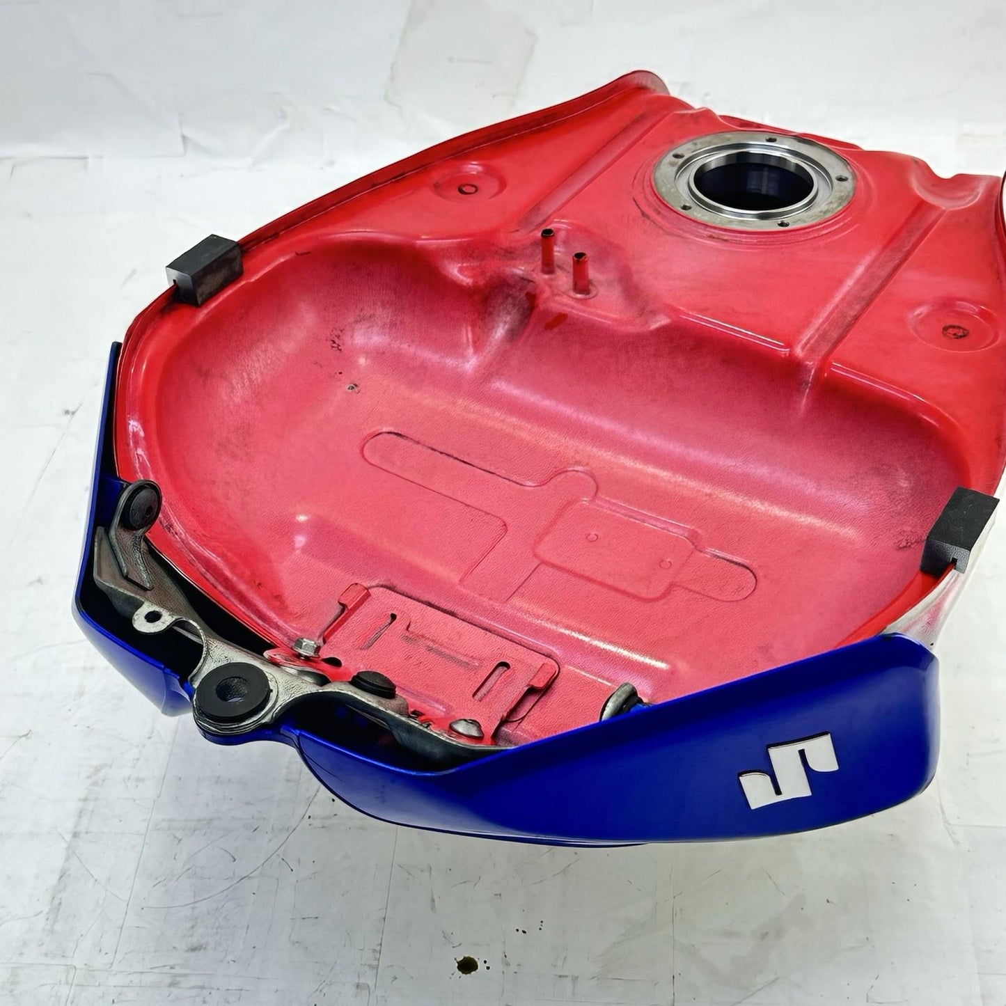 2006 2007 SUZUKI GSXR 600 GSXR 750 FUEL TANK GAS PETROL RESERVOIR WHITE BLUE