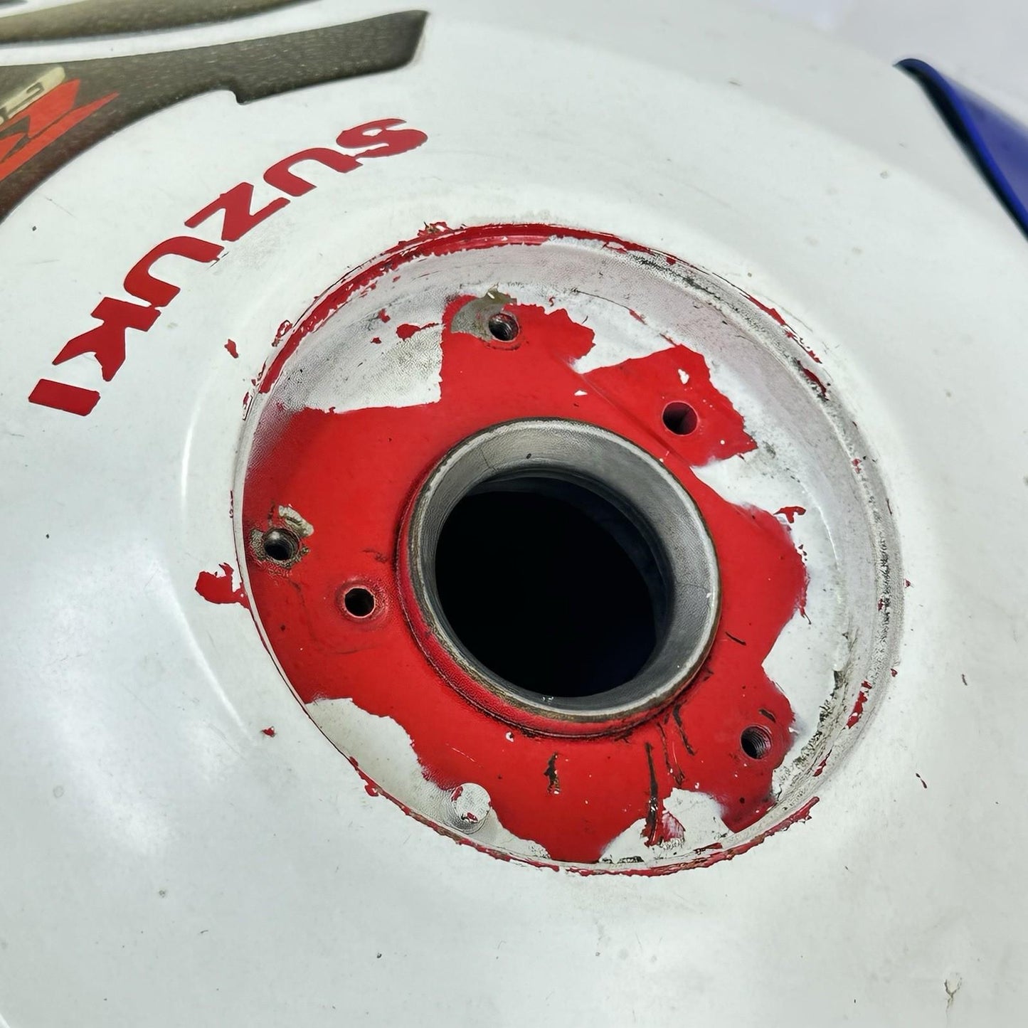 2006 2007 SUZUKI GSXR 600 GSXR 750 FUEL TANK GAS PETROL RESERVOIR WHITE BLUE