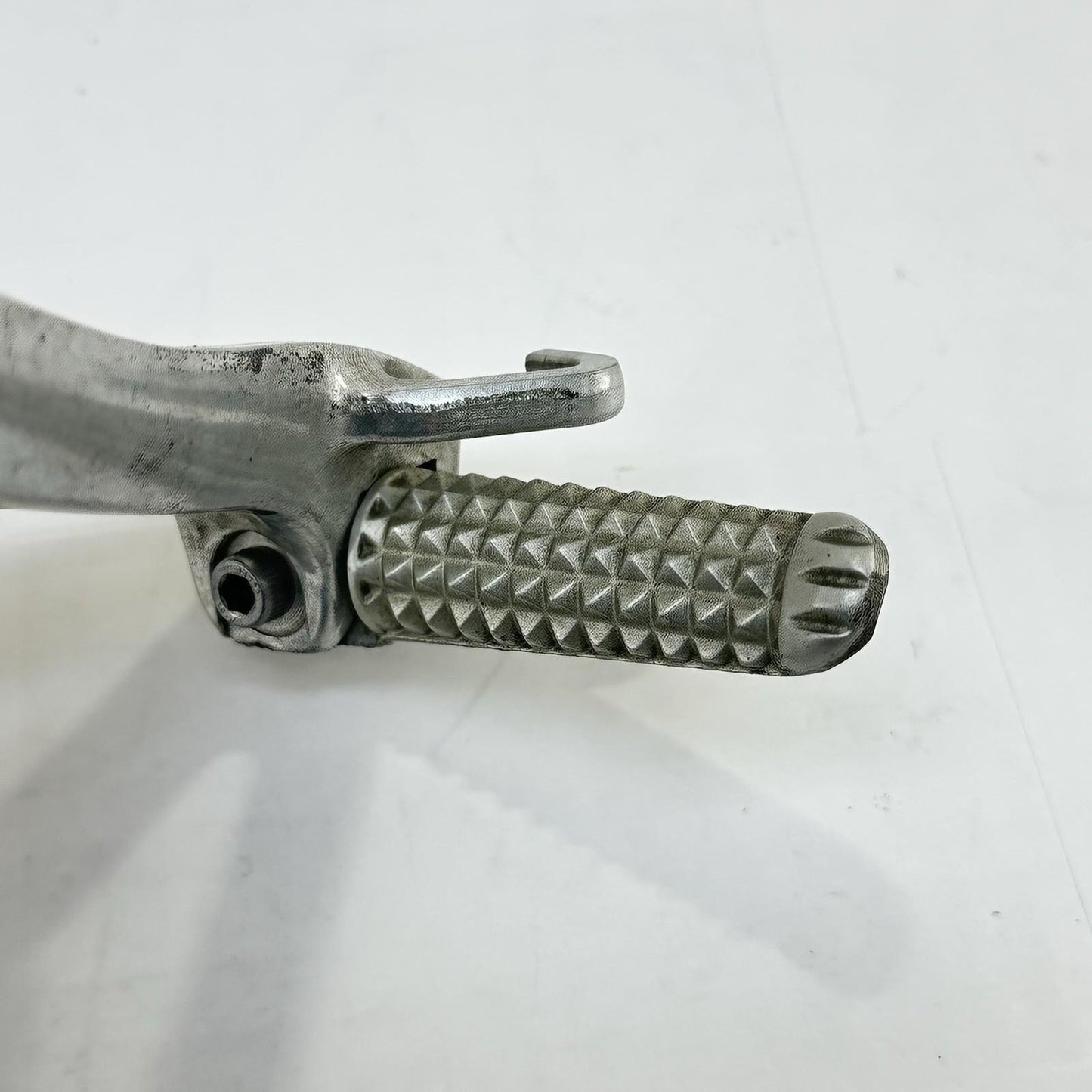 2003 - 2005 YAMAHA YZF R6 PASSENGER PEGS REAR LEG FOOT REST LEFT RIGHT *SCUFFED*