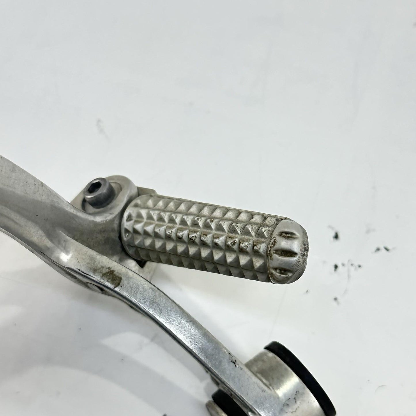 2003 - 2005 YAMAHA YZF R6 PASSENGER PEGS REAR LEG FOOT REST LEFT RIGHT *SCUFFED*