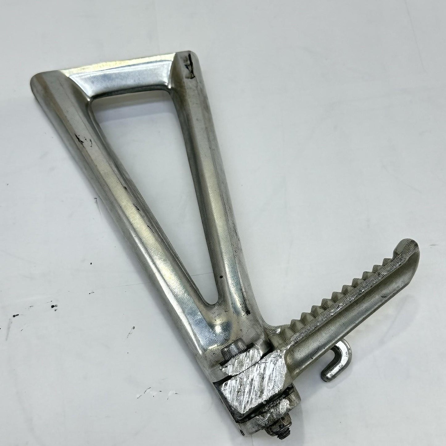 2003 - 2005 YAMAHA YZF R6 PASSENGER PEGS REAR LEG FOOT REST LEFT RIGHT *SCUFFED*